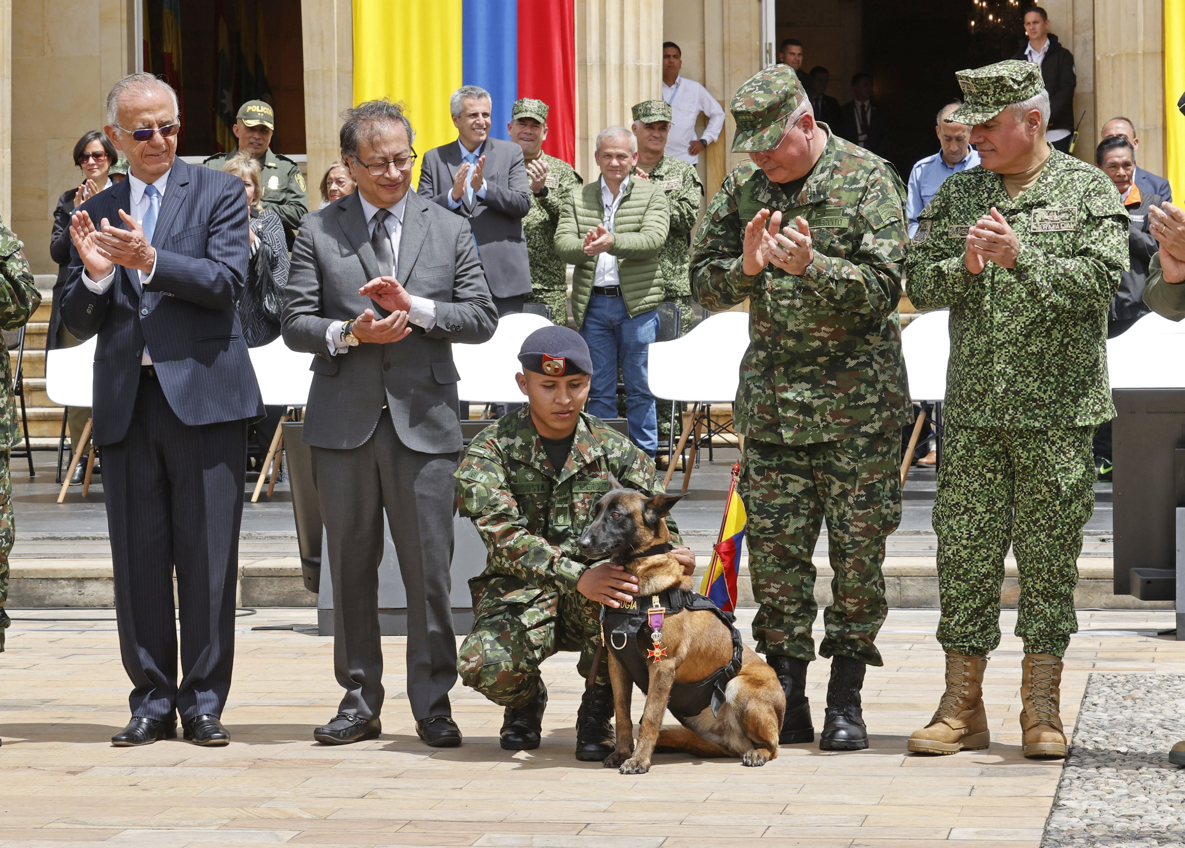 AME9099. BOGOTÁ (COLOMBIA), 26/06/2023.- El presidente de Colombia Gustavo Petro (2-i) condecora a la mamá de Wilson, el perro que ayudó al rescate de los niños indígenas que estuvieron perdidos en la selva durante cuarenta días y que durante el operativo se perdió en la selva, en el Palacio de Nariño, en Bogotá (Colombia). EFE/ Mauricio Dueñas Castañeda