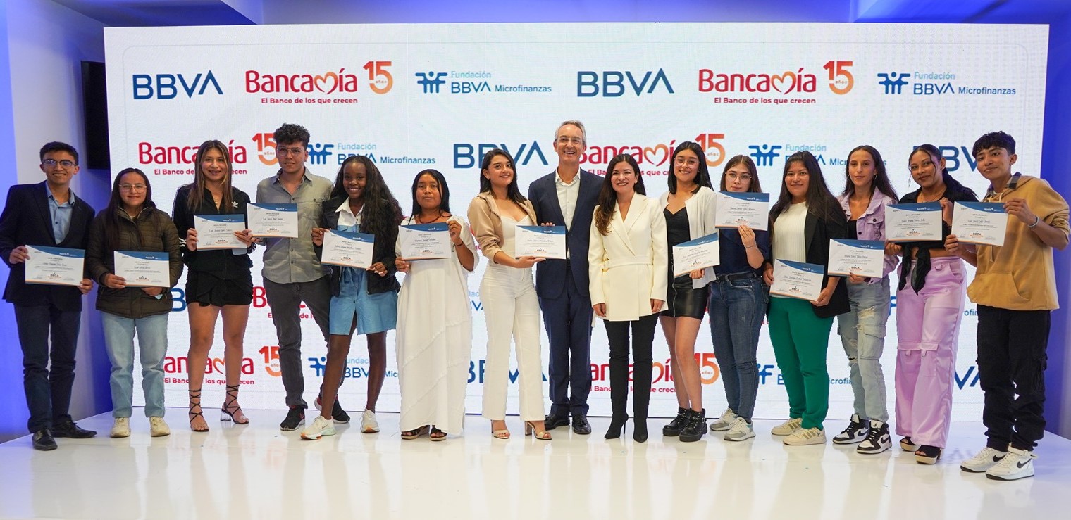 Algunos de los ganadores de la beca "Transformando realidades",