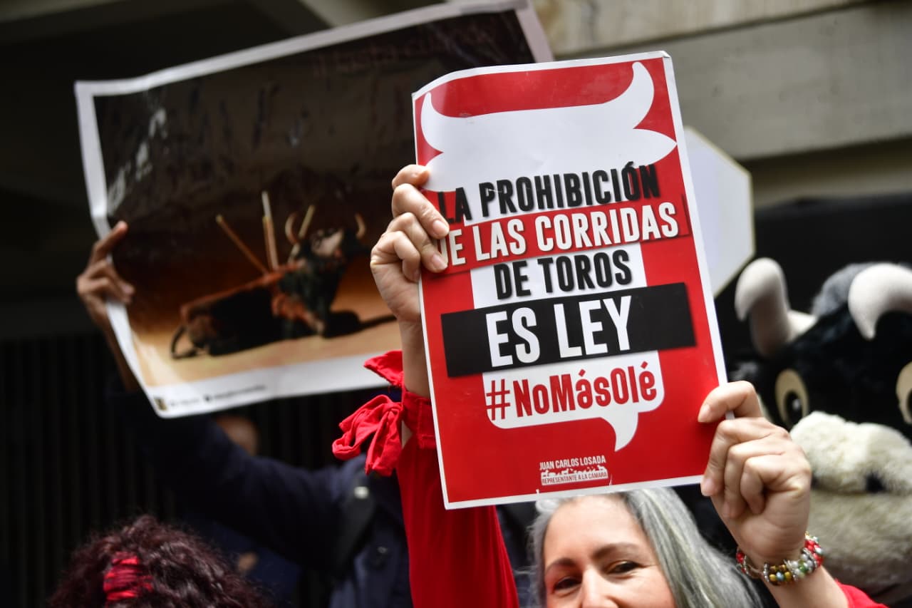 ¿A partir de cuándo serán ilegales las corridas de toros y peleas de gallos?