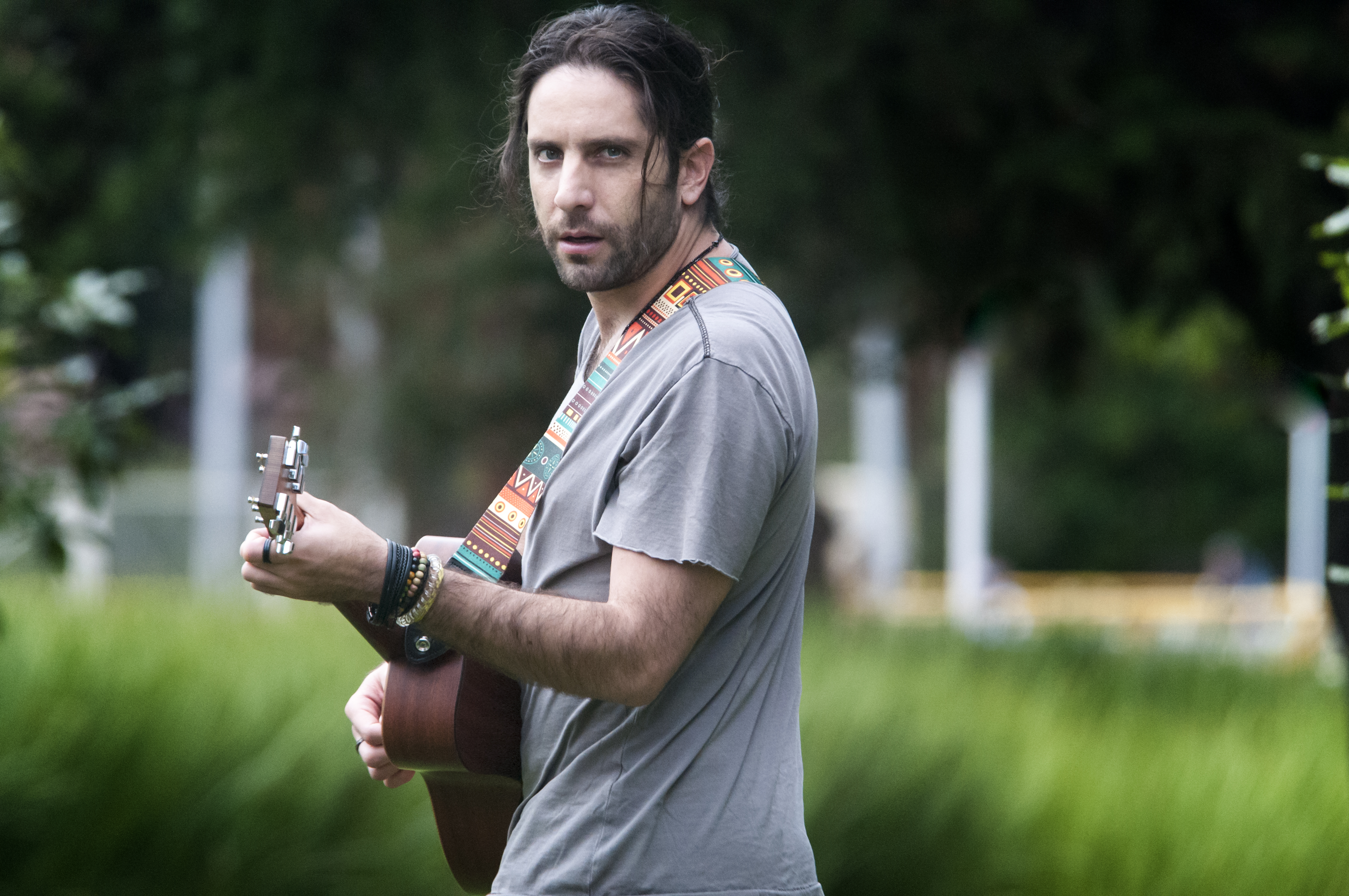Alejo Ruiz debuta en la escena solista con el álbum “Dejando atrás”