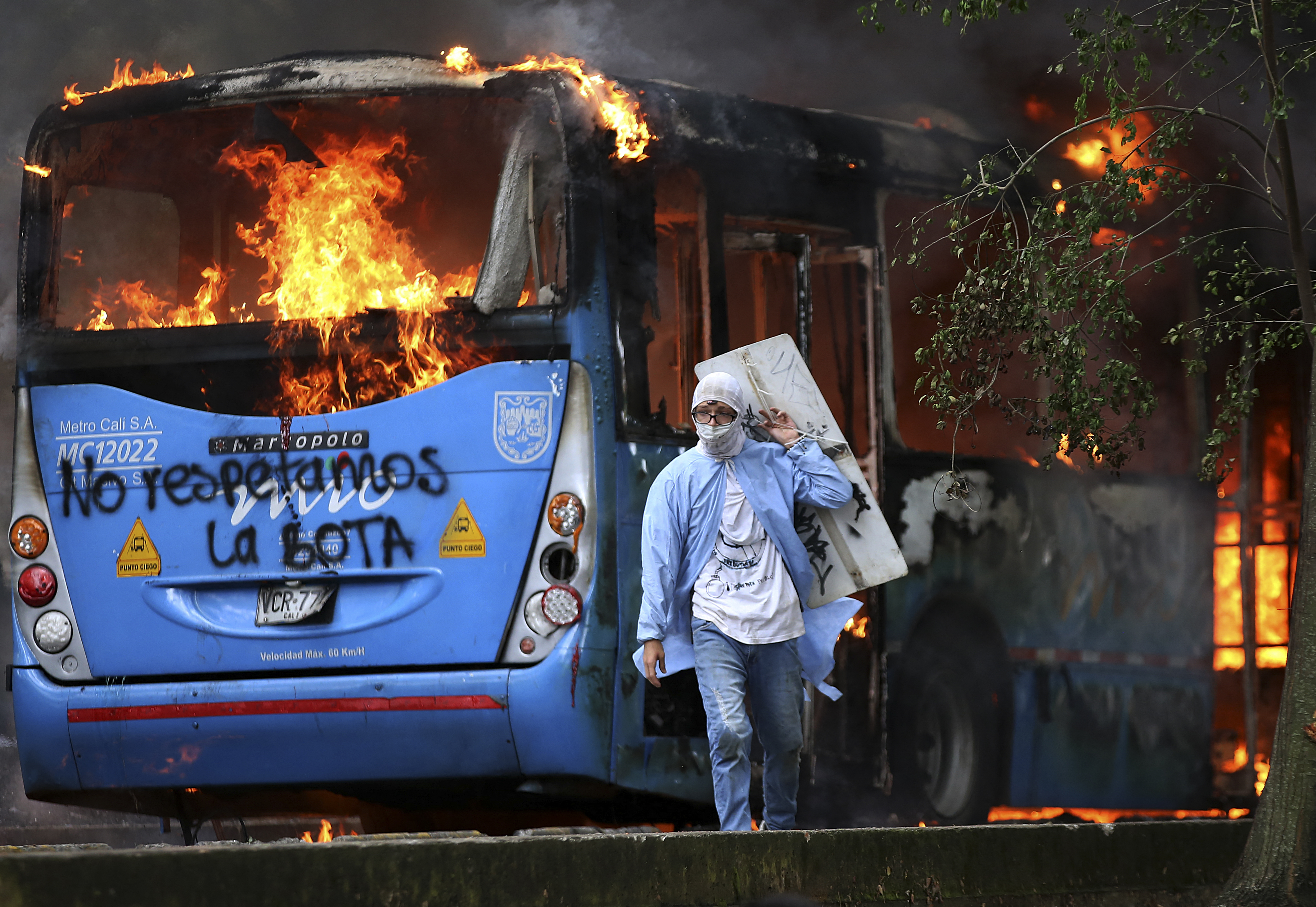 Disturbios en Cali: un muerto y varios vehículos fueron quemados en la noche del viernes