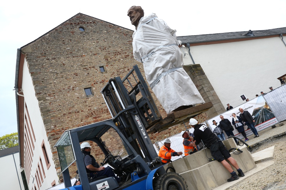 Preparativos en homenaje a Marx en Tréveris, Alemania, su ciudad natal. Nació allí el 5 de mayo de 1818 y murió el 14 de marzo de 1883, en Londres.  / Reuters 