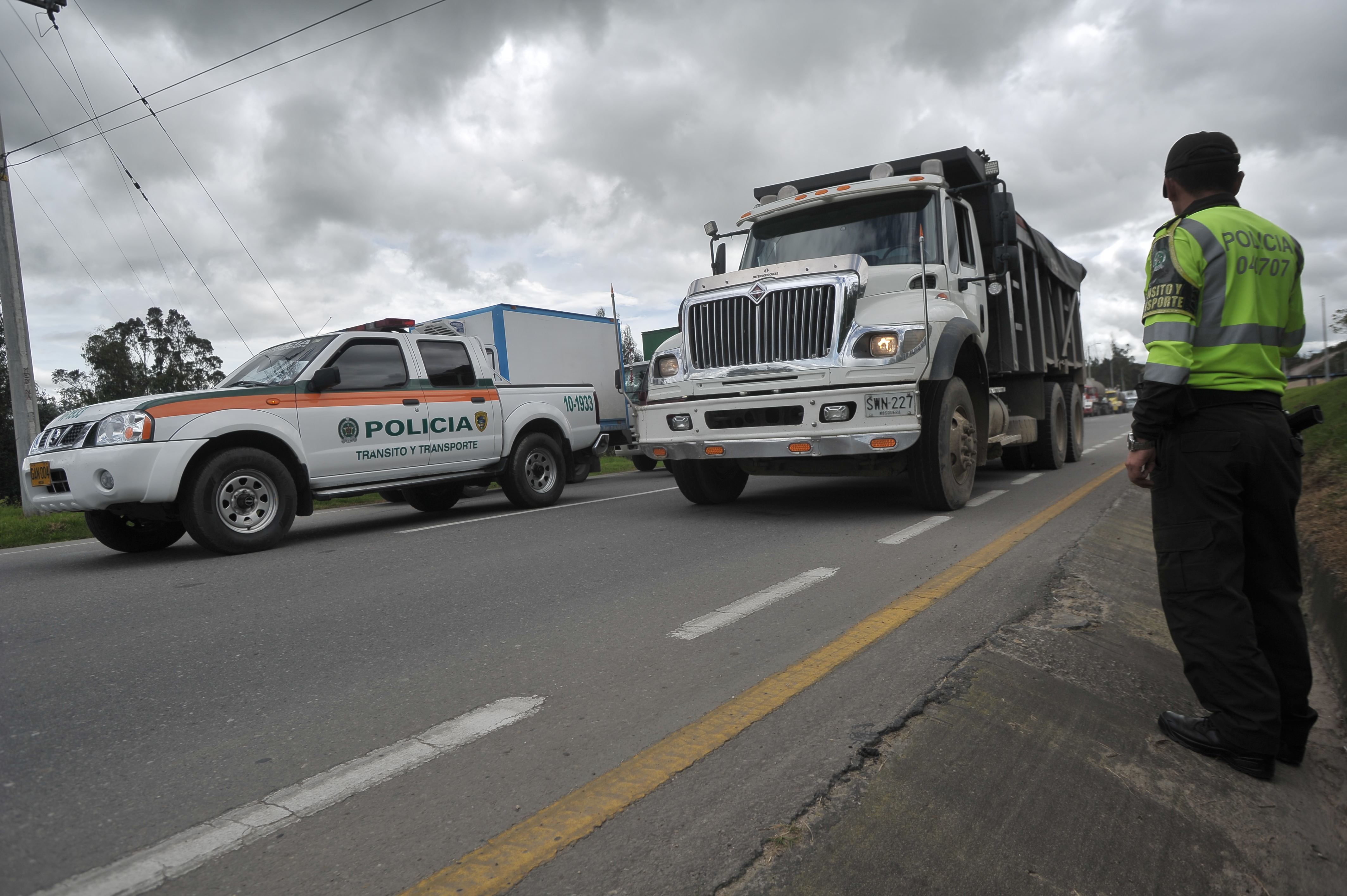 Vigilancia por parte de la fuerza pública en la vía Bogotá-Briceño, para garantizar la movilidad durante el paro camionero.