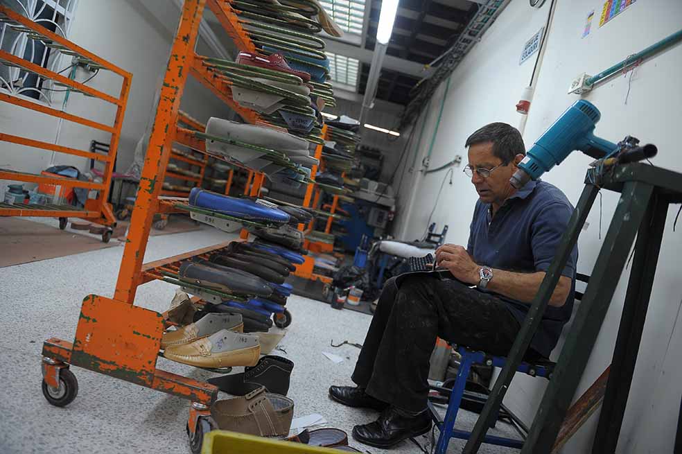 Uno de los dos trabajadores con los que cuenta la empresa de Óscar  Espinoza, que en época de “vacas gordas” empleaba a más de 30 personas. / Andrés Torres