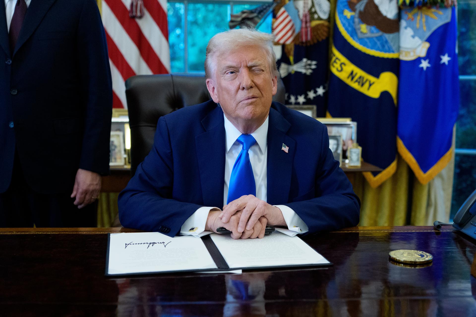 Washington (United States), 20/09/2025.- United States President Donald J Trump winks to the media during an Executive Order signing which authorizes the new Trump Gold Card, a visa program to be overseen by the Secretary of Commerce 'that will facilitate the entry of aliens who have demonstrated their ability and desire to advance the interests of the United States by voluntarily providing a significant financial gift to the nation' in the Oval Office of the White House in Washington, DC, USA, 19 September 2025. (Estados Unidos) EFE/EPA/Aaron Schwartz / POOL