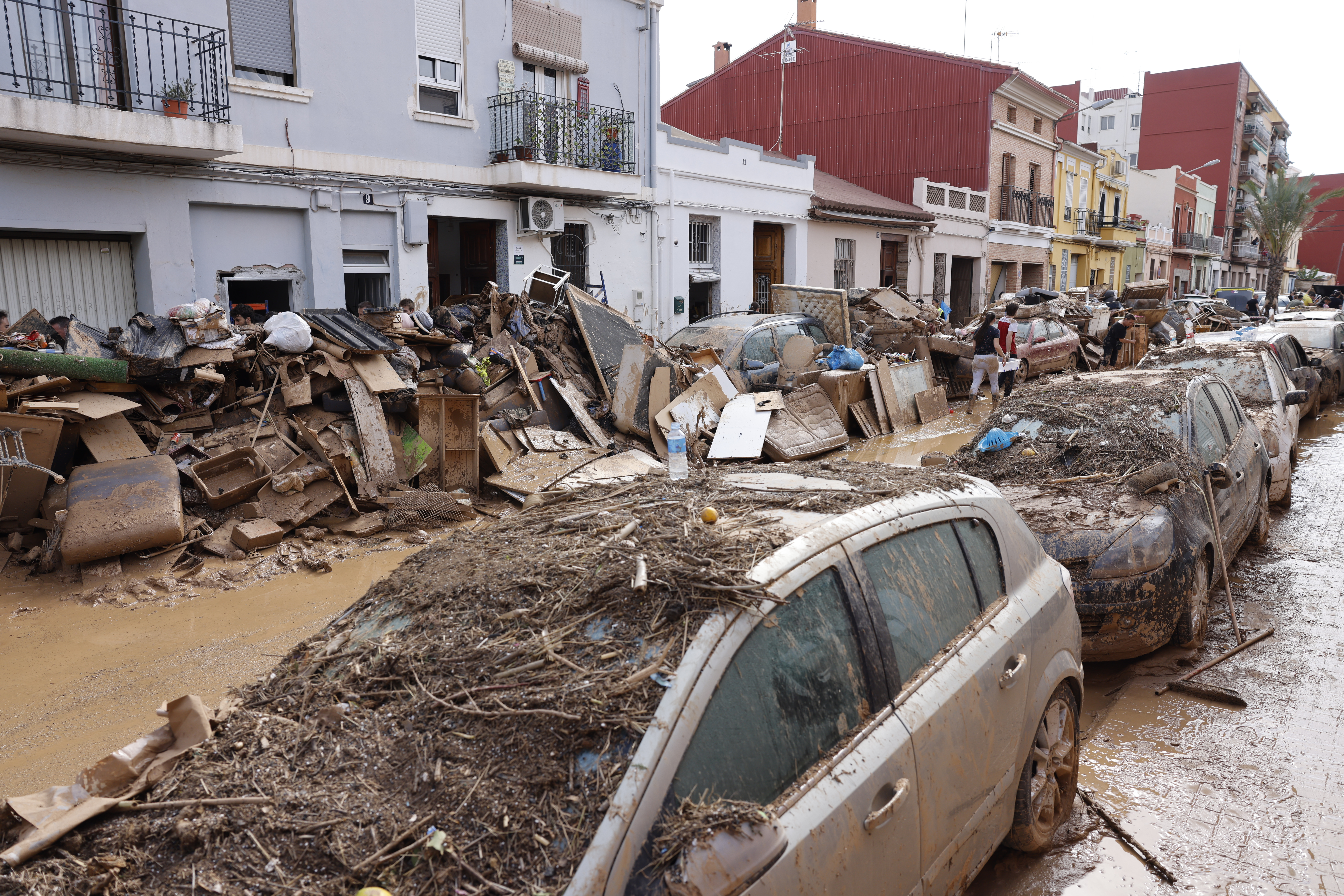Valencia tras inundaciones: saqueos, autoridades superadas y refuerzos militares