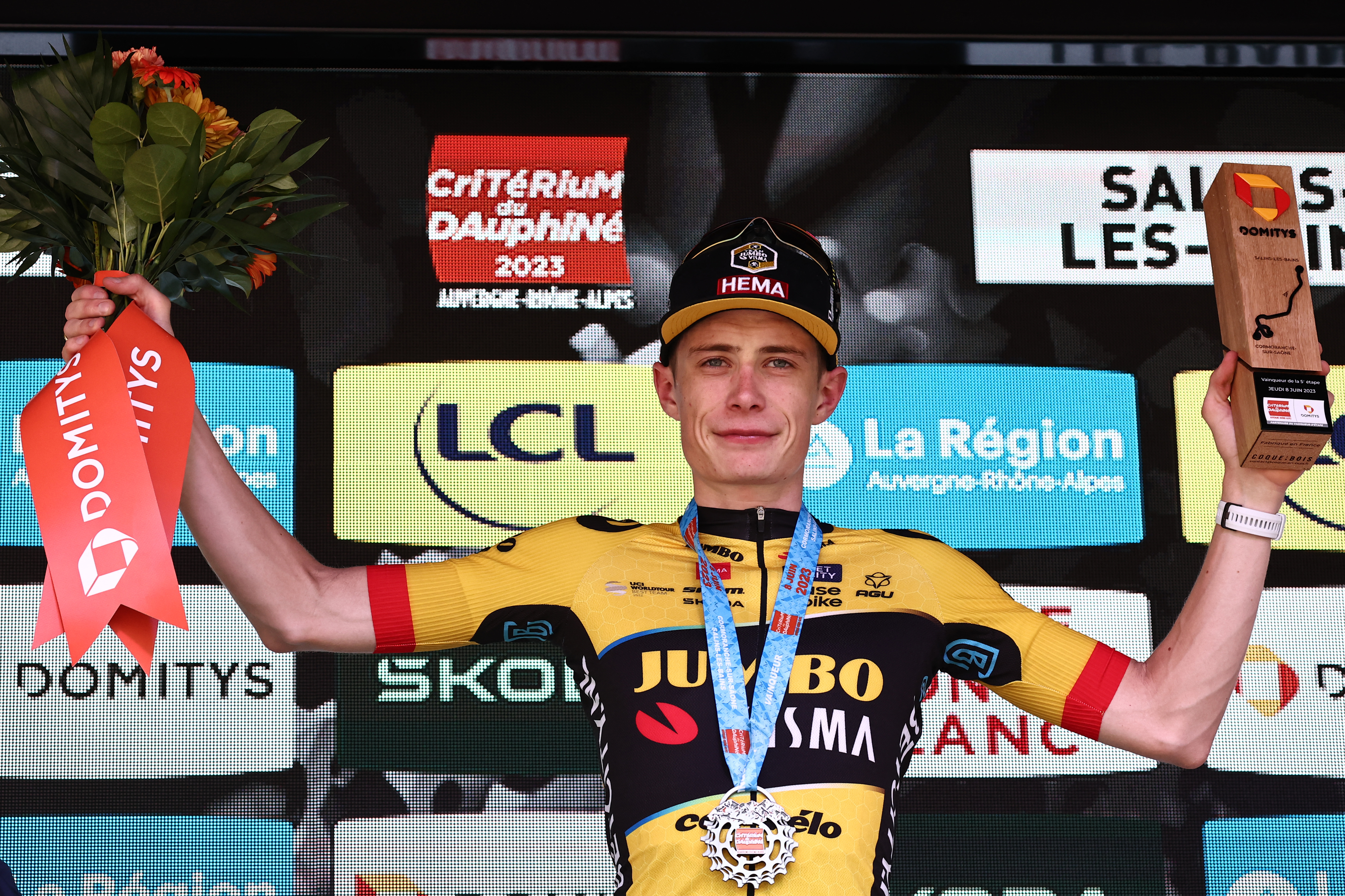 Jonas Vingegaard celebra su victoria en la quinta etapa del Critérium Dauphiné 2023.