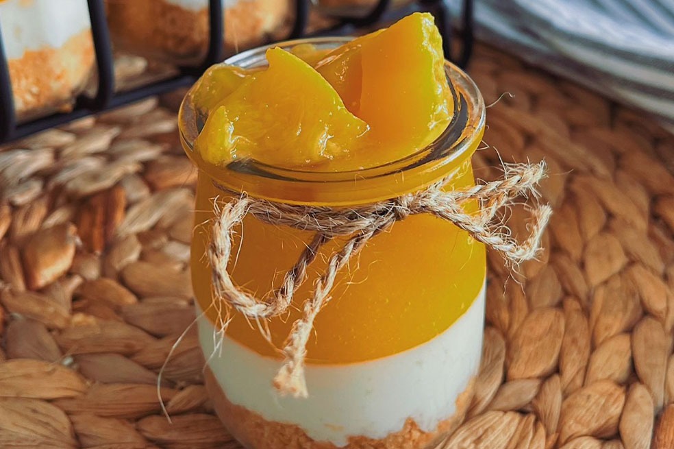 Prepara esta deliciosa carlota de durazno con ocho ingredientes