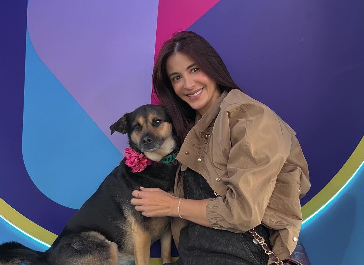 Alejandra Giraldo adoptó a Salvatore, un perro rescatado del abandono en Boyacá