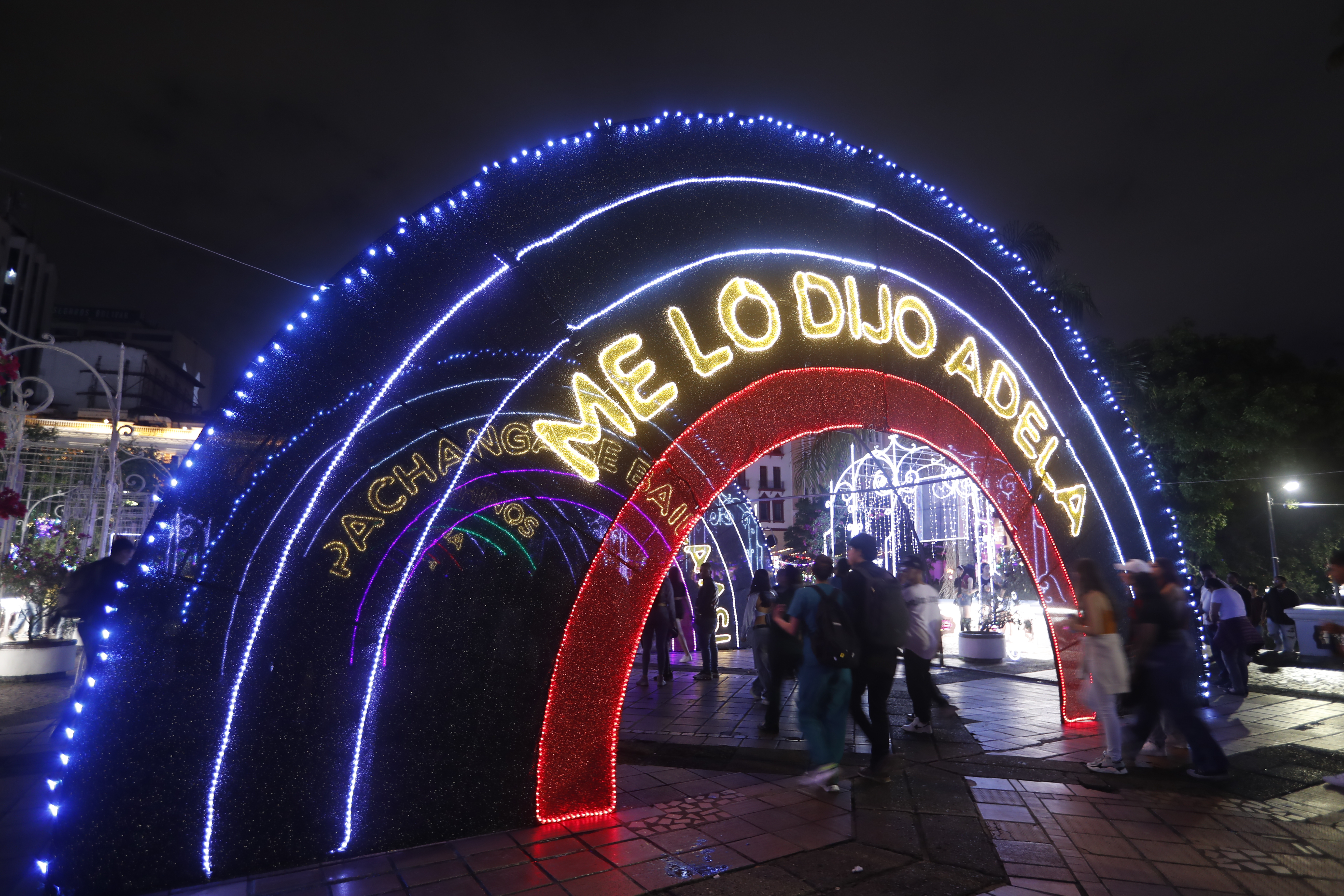 AME2564. CALI (COLOMBIA), 06/12/2023.- Fotografía que muestra el alumbrado navideño hoy en Cali (Colombia). El tradicional Bulevar del Río Cali es el lugar escogido para que los caleños y visitantes, disfruten con las luces que adornan este espacio, con figuras alusivas a la salsa. EFE/Ernesto Guzmán