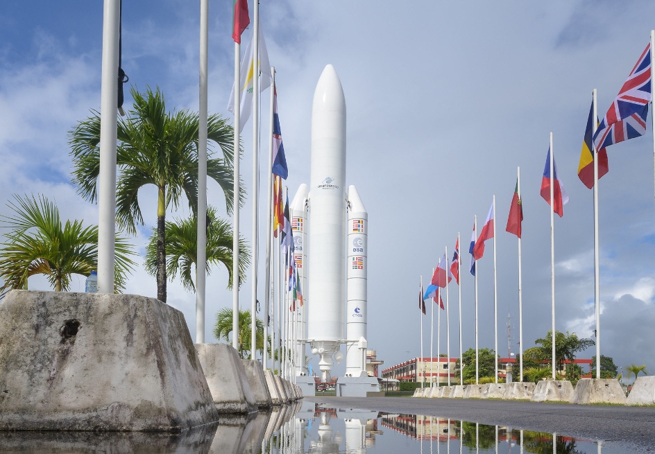 Una maqueta del cohete Ariane 5 de Arianespace se ve en la entrada del Centro Espacial Guayanés en Kourou, Guayana Francesa. /  NASA/Bill Ingalls.