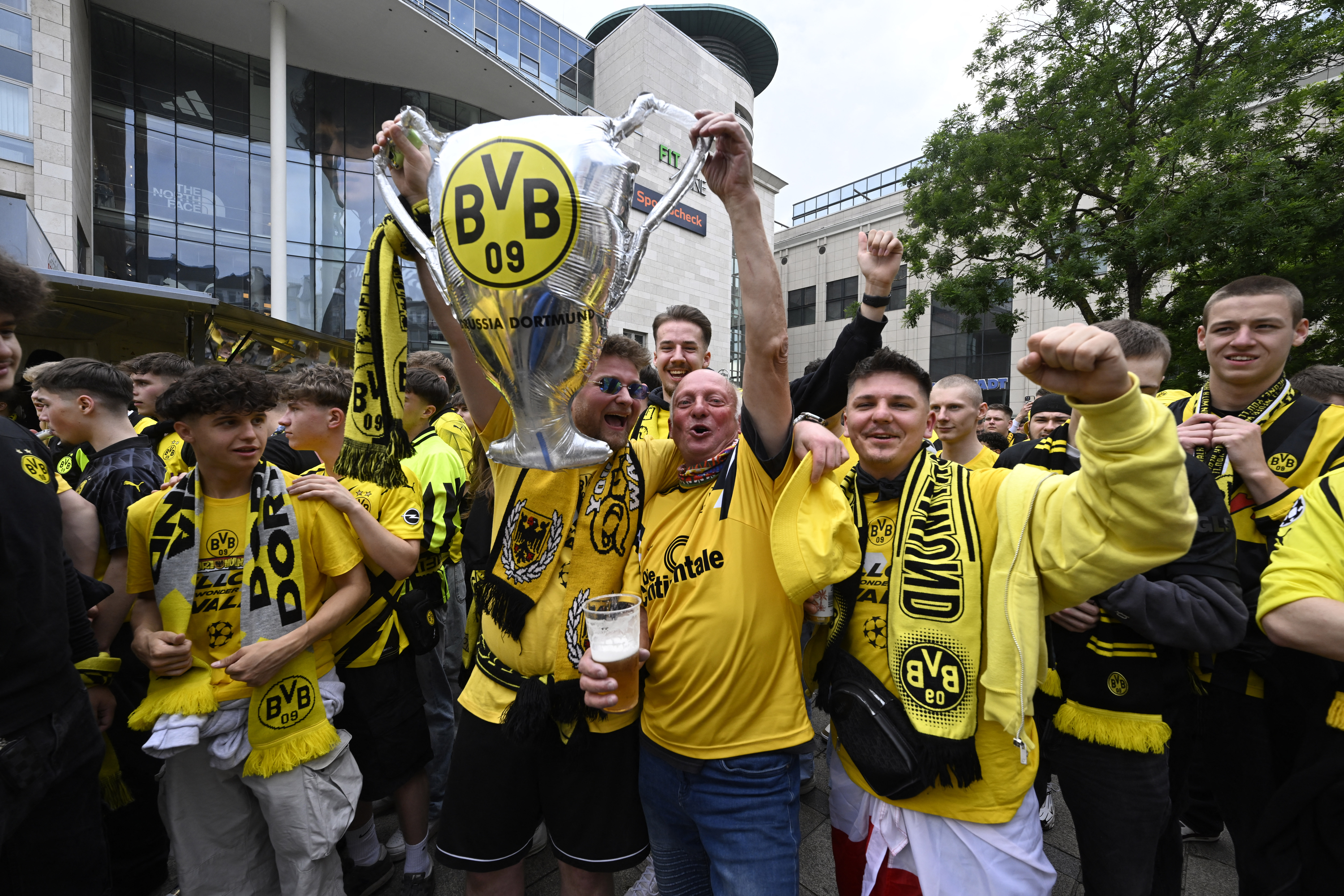 Más de 100.000 hinchas del Dortmund llegaron a Londres para la gran final: video