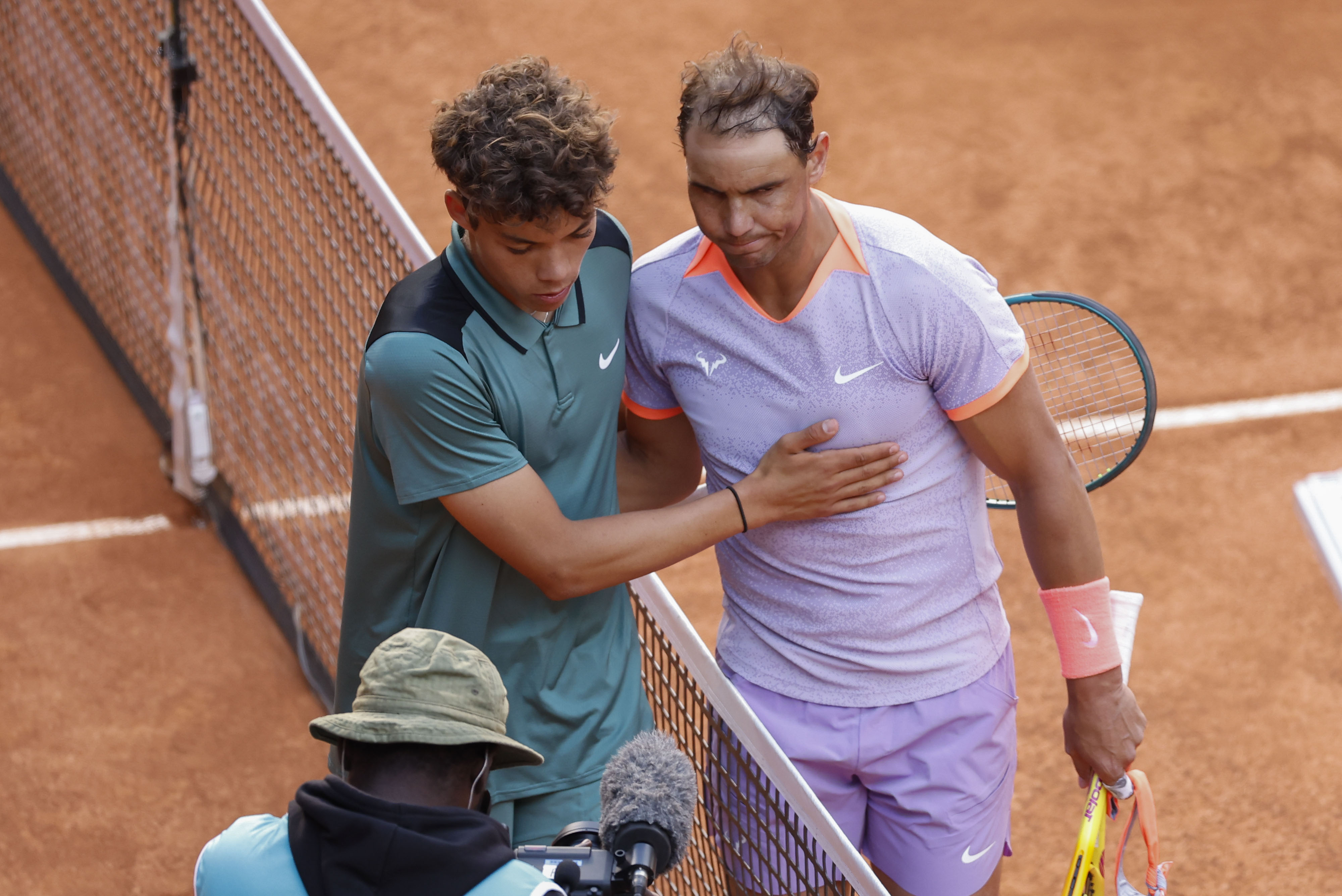MADRID, 25/04/2024.- El tenista español Rafael Nadal (d) tras derrotar al estadounidense Darwin Blanch (i) en el partido de este jueves del Mutua Madrid Open disputado en la Caja Mágica. EFE/Chema Moya