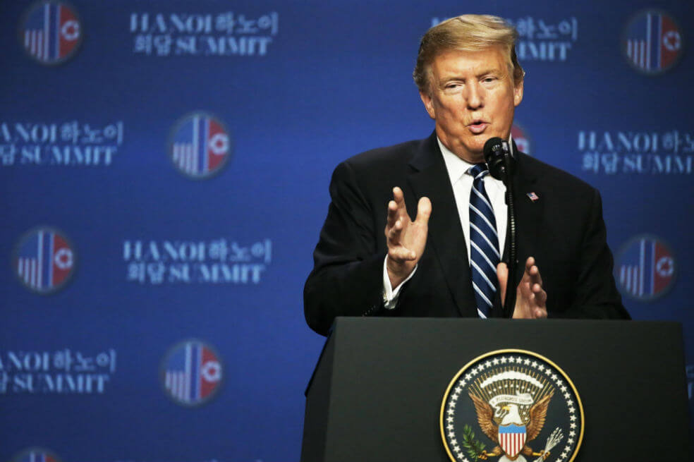Por besar sin permiso demandan a Trump