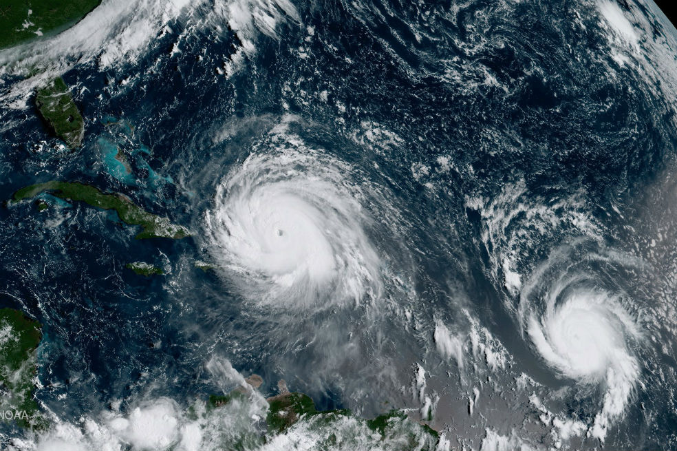 Fotografía tomada desde el satélite GOES-16 que muestra al huracán Irma (izquierda) y el huracán Jose (derecha) en su avance por el océano Atlántico. /Agencia EFE