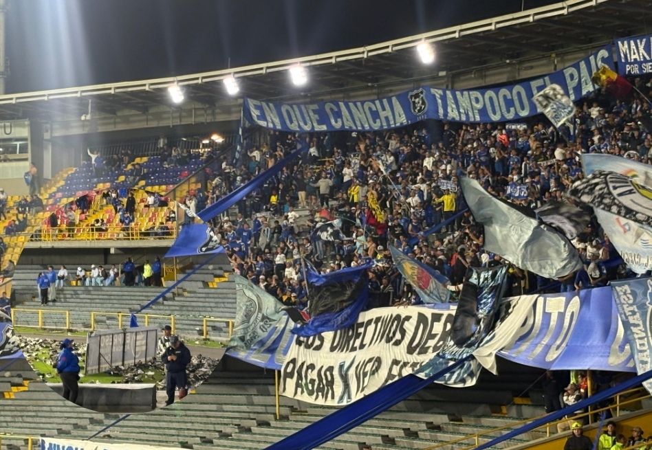 Caos en El Campín: así fue la lluvia de zapatos de la hinchada de Millonarios