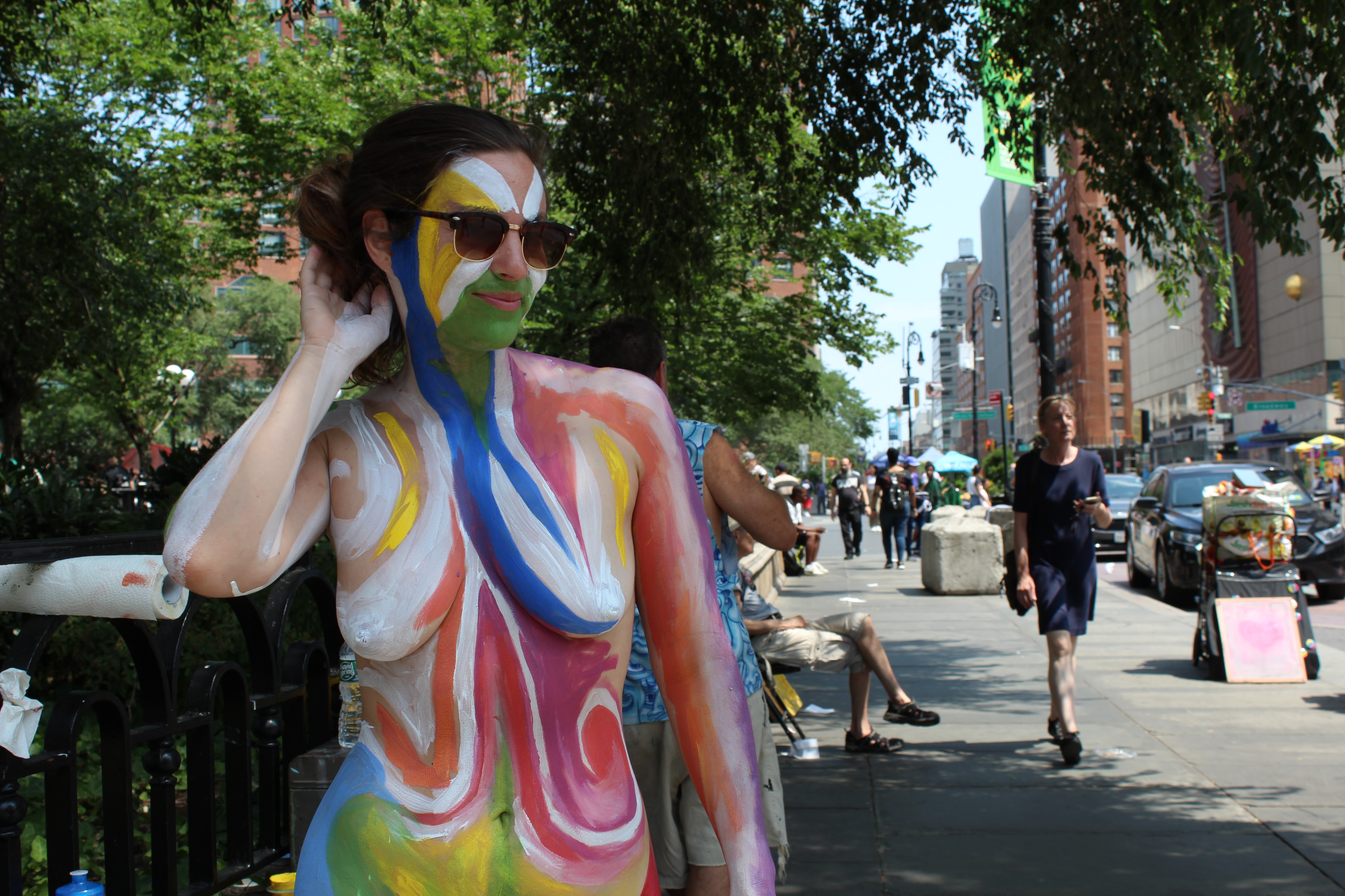 ACOMPAÑA CRÓNICA: EEUU ARTE. USA9159. NUEVA YORK (NY, EEUU), 15/07/2022.- La modelo Niki Davis-Fainbloom posa con el cuerpo pintado por el artista Andy Golub hoy, en la plaza de Union Square, en Nueva York (Estados Unidos). El próximo 24 de julio la organización Human Connections Arts celebrará en Nueva York su novena jornada de cuerpos desnudos pintados y hoy, el artista Andy Golub y la modelo Niki Davis-Fainbloom mostraron en la plaza de Union Square un colorido adelanto ante las miradas asombradas de las concurrida plaza. EFE/ Jorge Fuentlesaz