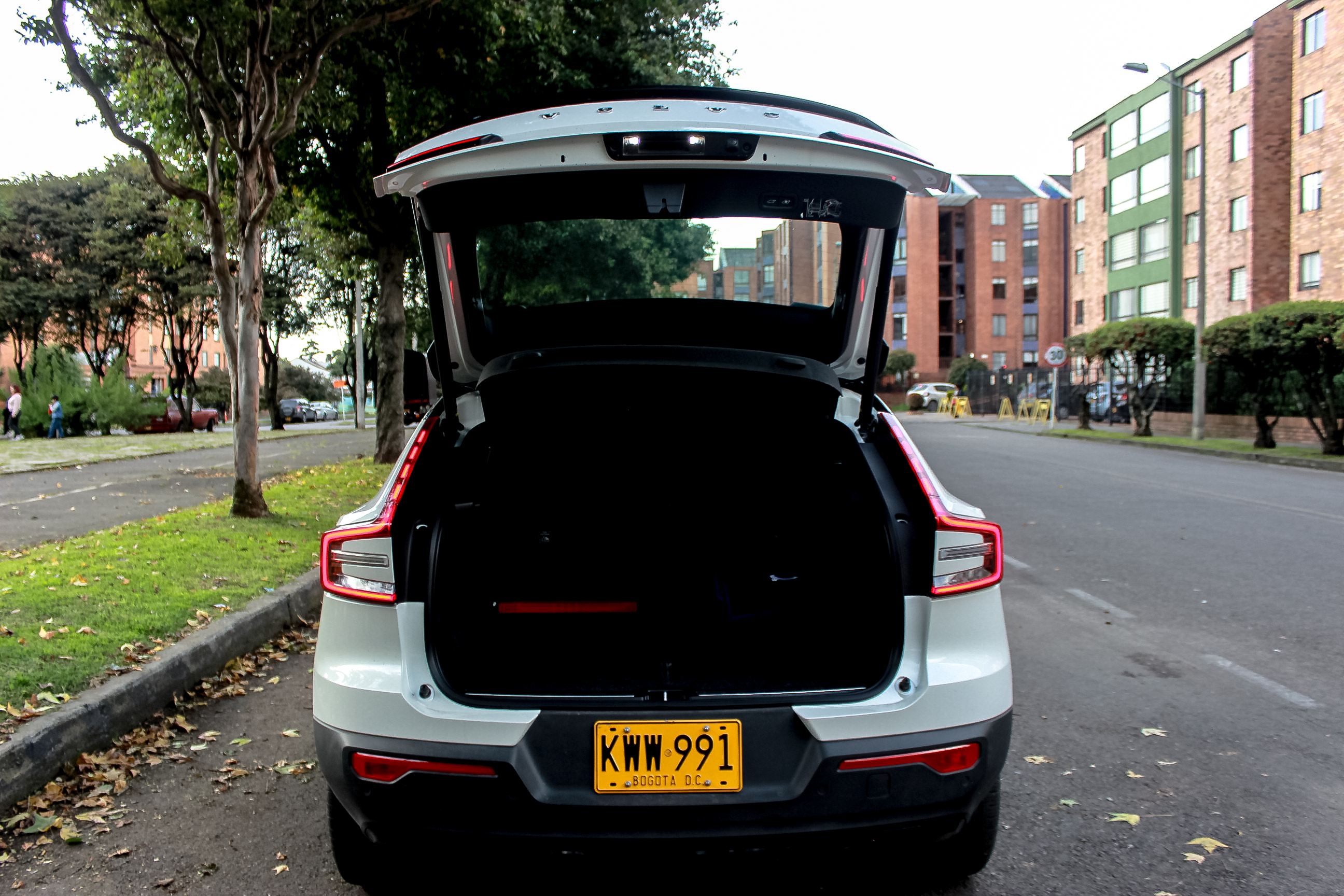 Volvo C40.