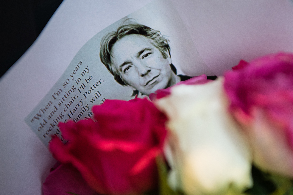Fans de Harry Potter homenajean a Alan Rickman en Londres
