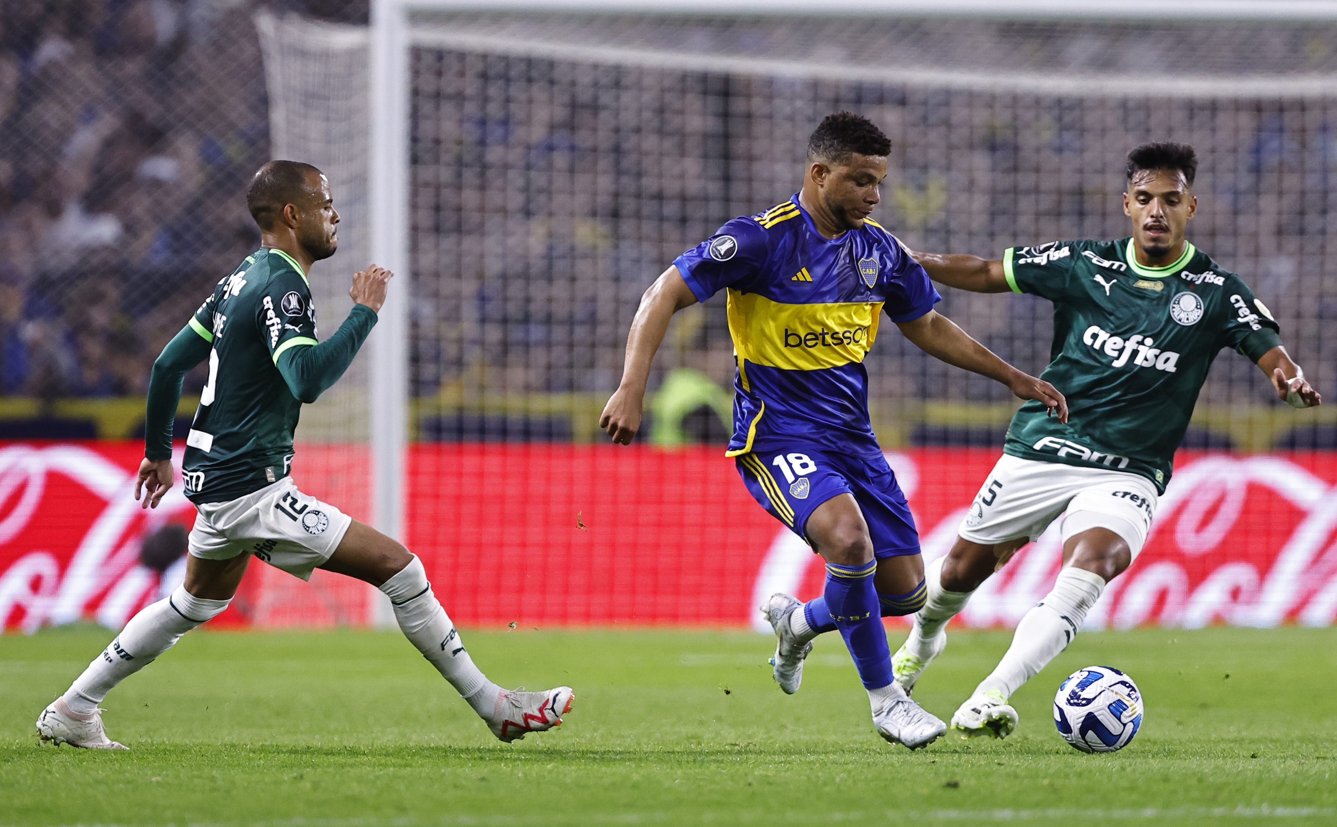 AMDEP9760. BUENOS AIRES (ARGENTINA), 28/09/2023.- Frank Fabra (c) de Boca disputa un balón con Gabriel Menino (d) de Palmeiras hoy, en un partido de las semifinales de la Copa Libertadores entre Boca Juniors y Palmeiras en el estadio La Bombonera en Buenos Aires (Argentina). EFE/ Juan Ignacio Roncoroni