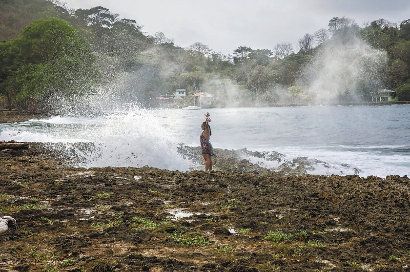 CAPURGANÁ, CHOCÓ - COLOMBIA - MARZO 28: Varias personas se observan mientras realizan sus actividades diarias en el paraíso de Capurganá, ubicado cerca de la frontera con Panamá, en el departamento de Chocó, Colombia, el 28 de marzo de 2022. Ubicado en el Caribe colombiano, en el municipio de Acandí, este remoto pueblo libre del ruido de las grandes urbes es ideal para aventureros que quieren tener un contacto con la selva y, como se dice localmente, perderse del mapa por un rato. ( Juancho Torres - AA )