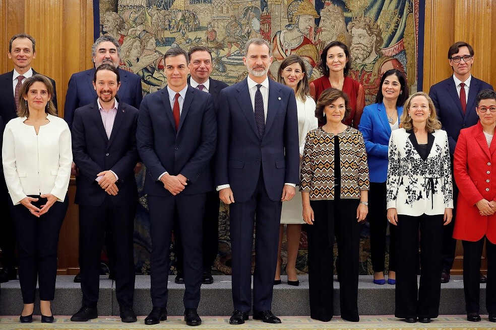 Sánchez y su nuevo gobierno de izquierda toman posesión ante el rey de España