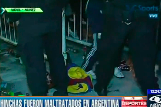Colombianos denuncian maltratos para ingresar a partido en Argentina