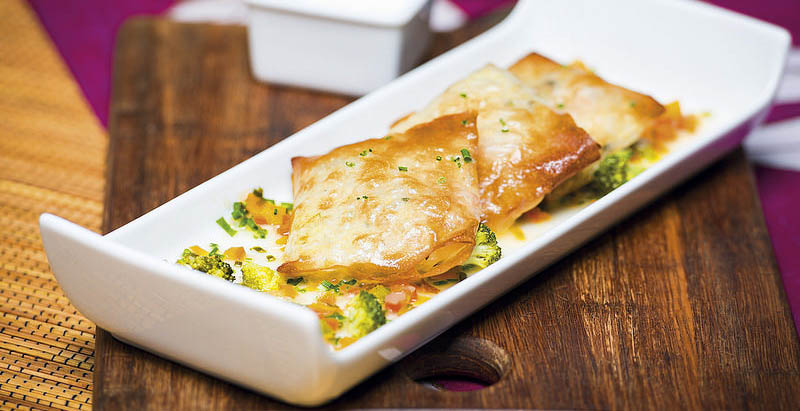 Paqueticos de pasta filo rellenos de camarones