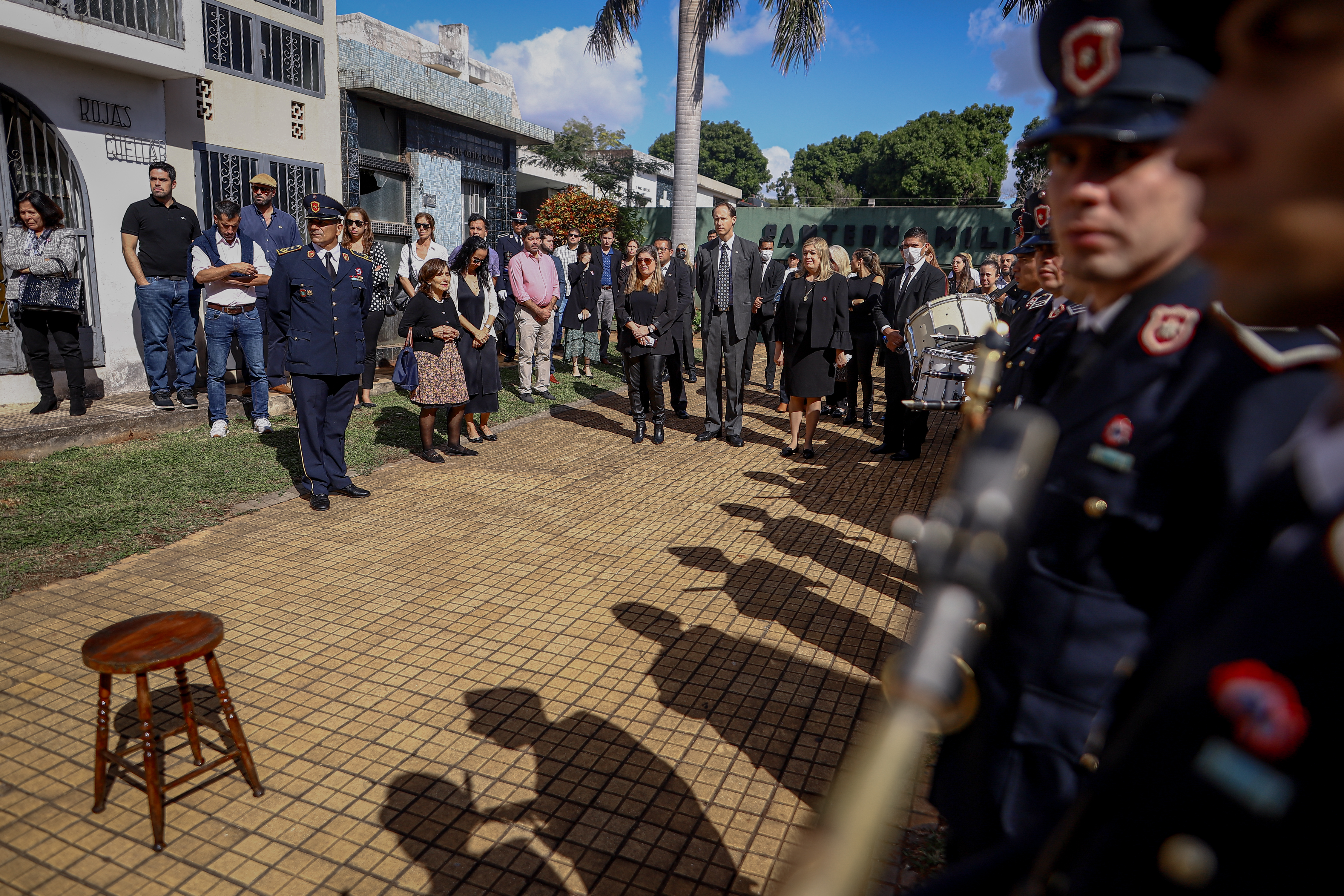 AME9535. ASUNCIÓN (PARAGUAY), 15/05/2022.- Familiares y amigos del asesinado fiscal Marcelo Pecci asisten hoy a su funeral en el Cementerio de la Recoleta, en Asunción (Paraguay). Marcelo Pecci, el fiscal asesinado en Colombia y a quien este domingo despiden los paraguayos, se erigió públicamente en implacable contra el delito, pero para sus allegados era el hombre de buen humor, apasionado por el fútbol y la aviación. EFE/ Nathalia Aguilar