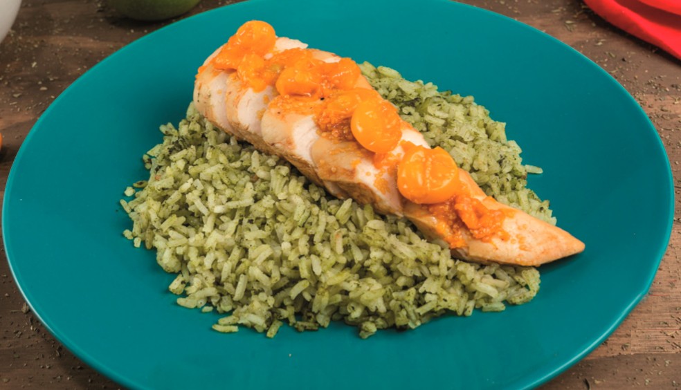 Recetas de Navidad: Pollo en salsa de uchuvas con ensalada y arroz verde
