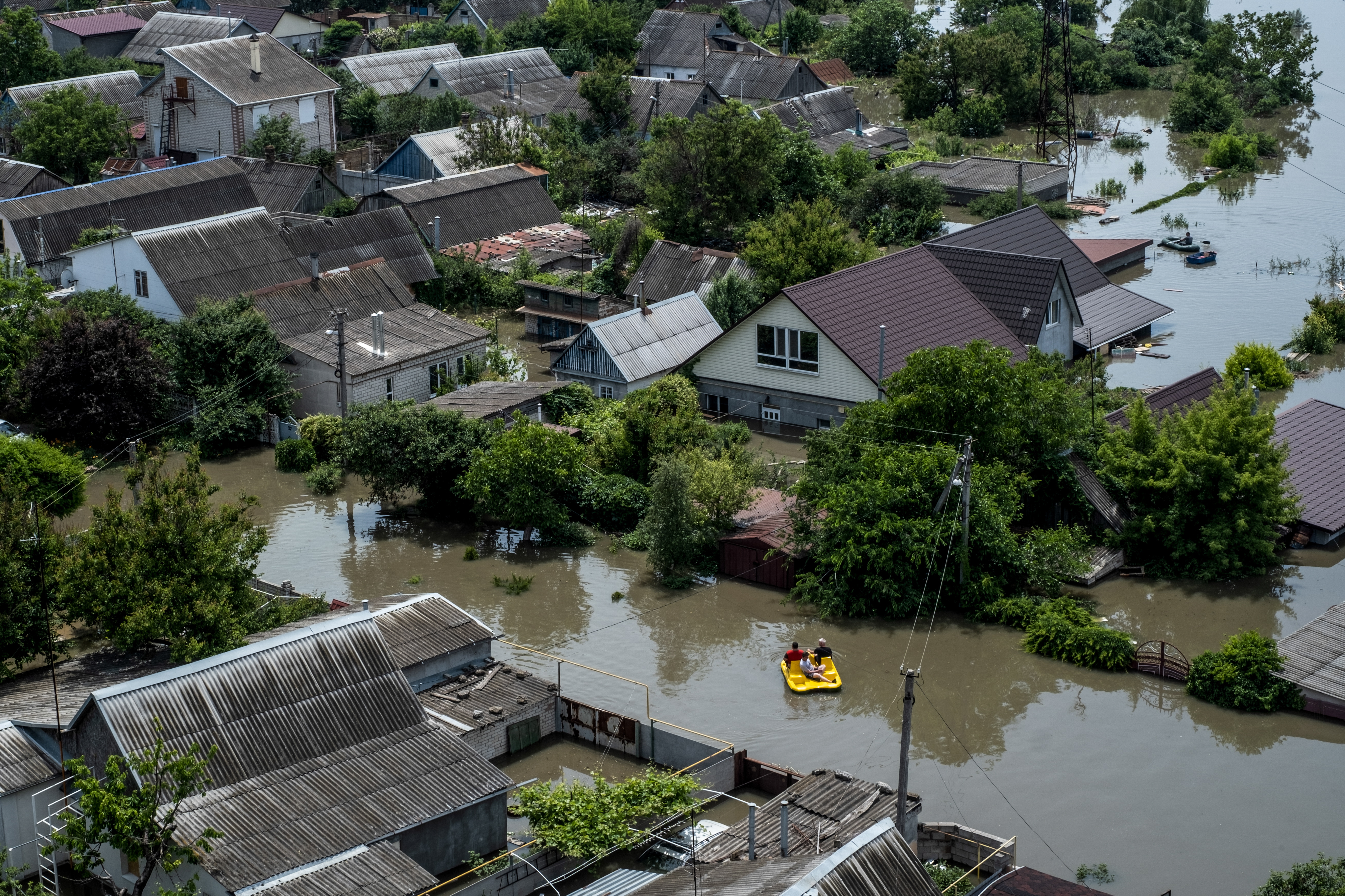Kherson (Ukraine), 07/06/2023.- A general view shows a flooded area of Kherson, Ukraine, 07 June 2023. Ukraine has accused Russian forces of destroying a critical dam and hydroelectric power plant on the Dnipro River in the Kherson region along the front line in southern Ukraine on 06 June. A number of settlements were completely or partially flooded, Kherson region governor Oleksandr Prokudin said on telegram. Russian troops entered Ukraine in February 2022 starting a conflict that has provoked destruction and a humanitarian crisis. (Rusia, Ucrania) EFE/EPA/GEORGE IVANCHENKO