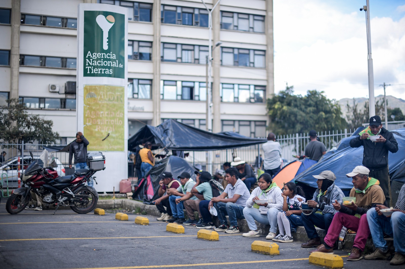 Un grupo de aproximadamente 100 personas ingresó hasta las instalaciones de la entidad e instalaron varias carpas para presionar la respuesta del gobierno.