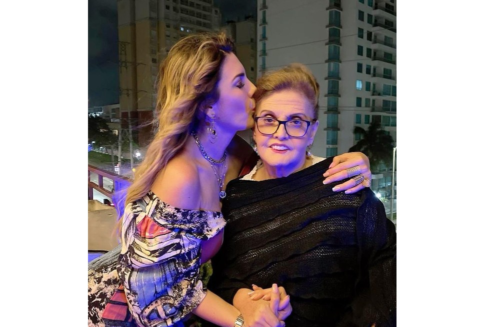Ana Karina Soto es criticada por no vestir de luto tras muerte de su mamá