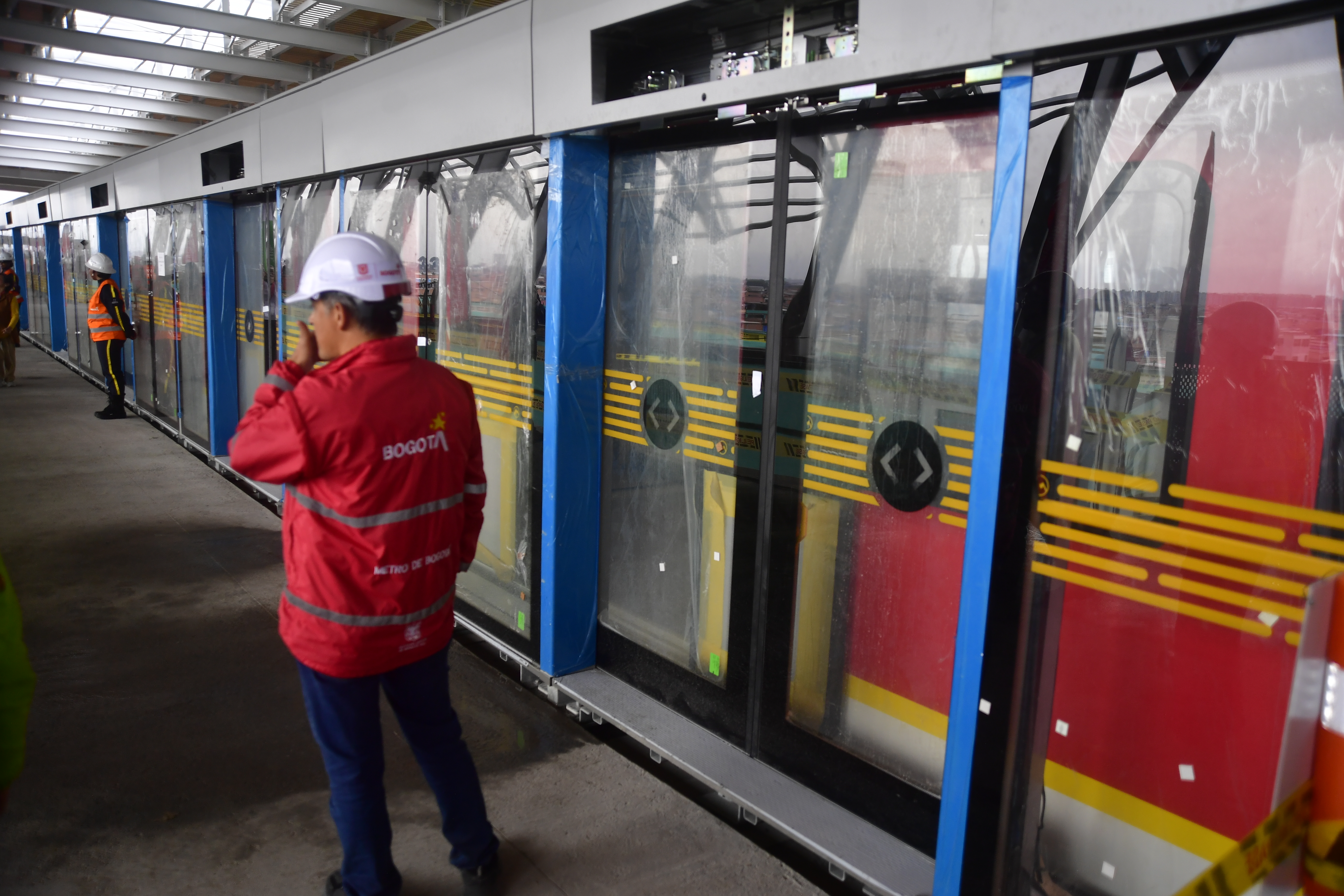 Primeros recorridos autónomos y energizados de los trenes de la Línea 1 del Metro de Bogotá sobre el viaducto entre la estación uno (Gibraltar) y a estación dos al sur de la ciudad. El recorrido contó con pasajeros invitados y asistentes que observaban el movimiento de los vagones sobre los rieles.