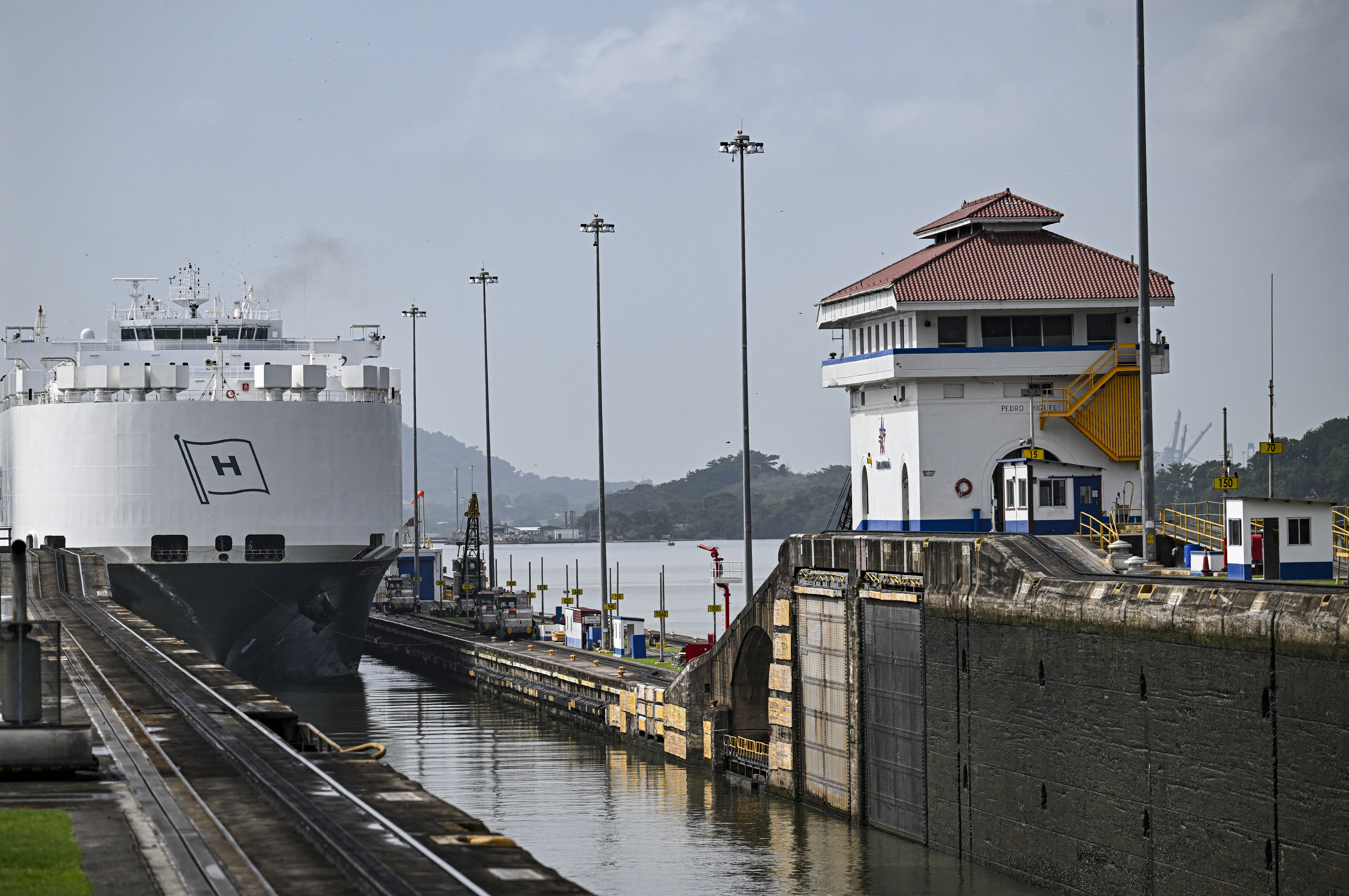 Canal de Panamá logra ingresos récord mientras China y EE. UU. se disputan venta de puertos