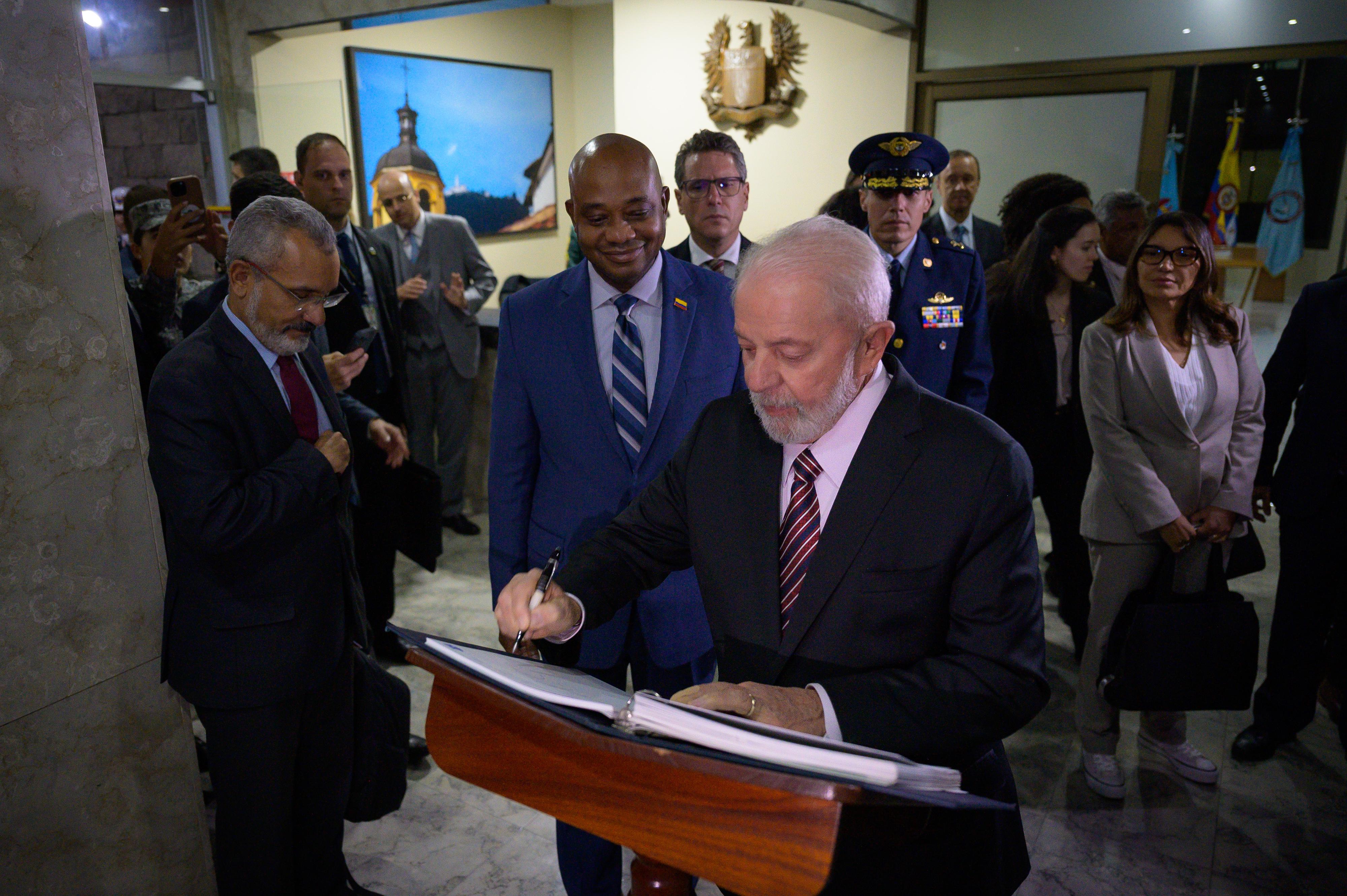 El presidente de Brasil, Luiz Inácio Lula da Silva, llegó a Colombia en la noche de este martes.