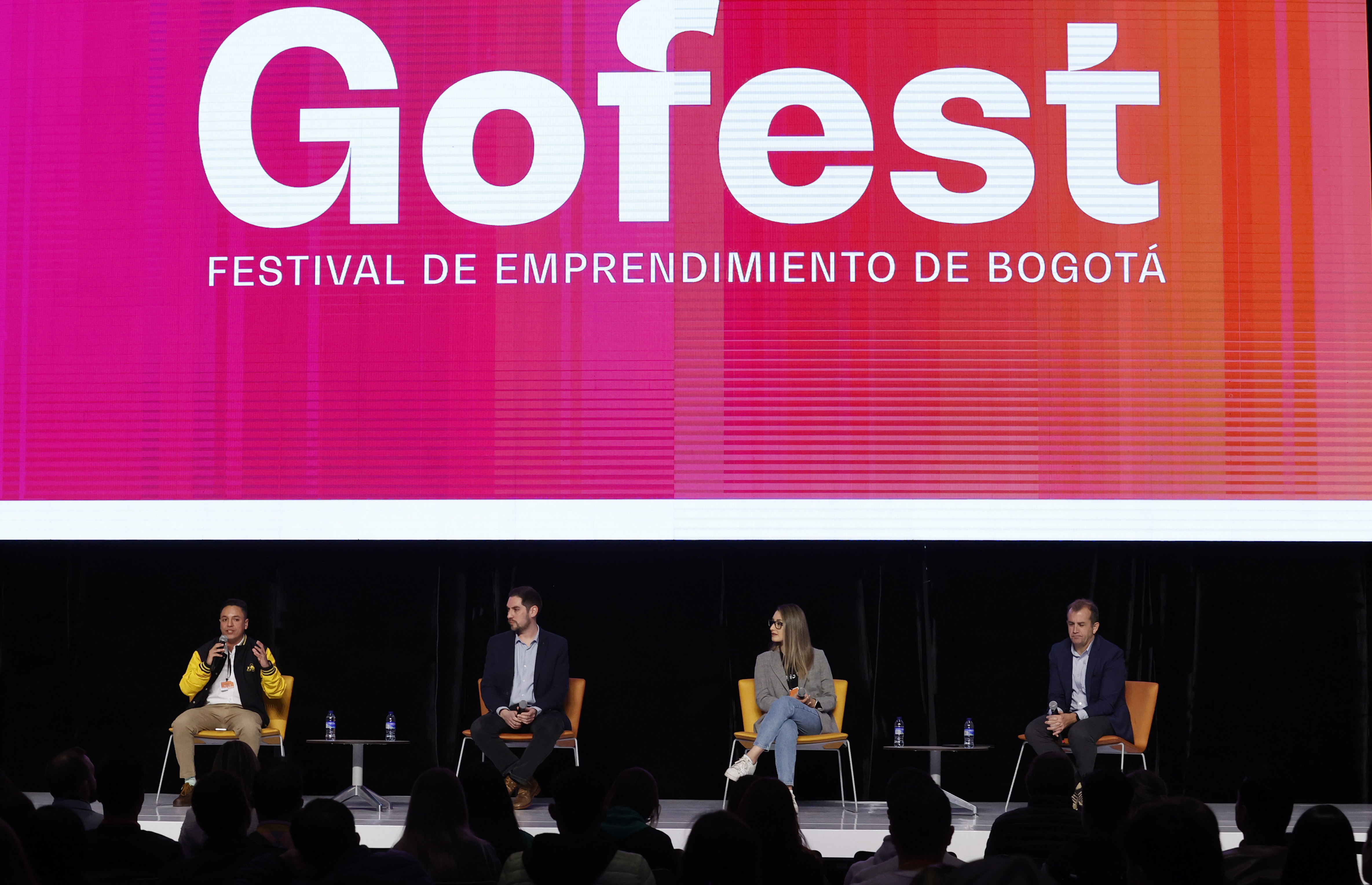 BOG200. BOGOTÁ (COLOMBIA), 30/08/2024.- Desde la izquierda, El representante de UniAndinos Colombia, Brayan Cepeda, el director de aceleración de Start-Up Chile, Sebastián Arias, la coordinadora de innovación del tecnológico de Monterey México, Odile Sánchez y el gerente de la plataforma NXTP Corporate Partners Argentina, Eduardo Amadeo, participan en el festival de emprendimiento de Bogotá (Gofest), este viernes en Bogotá (Colombia). Actores del emprendimiento latinoamericano se reunieron para debatir el auge del ecosistema de los 'start-ups' en el continente, que "ha crecido mucho" en los últimos 10 años y que "comienza a dar fruto", aunque consideran falta unidad entre los países de la región. EFE/ Mauricio Dueñas Castañeda