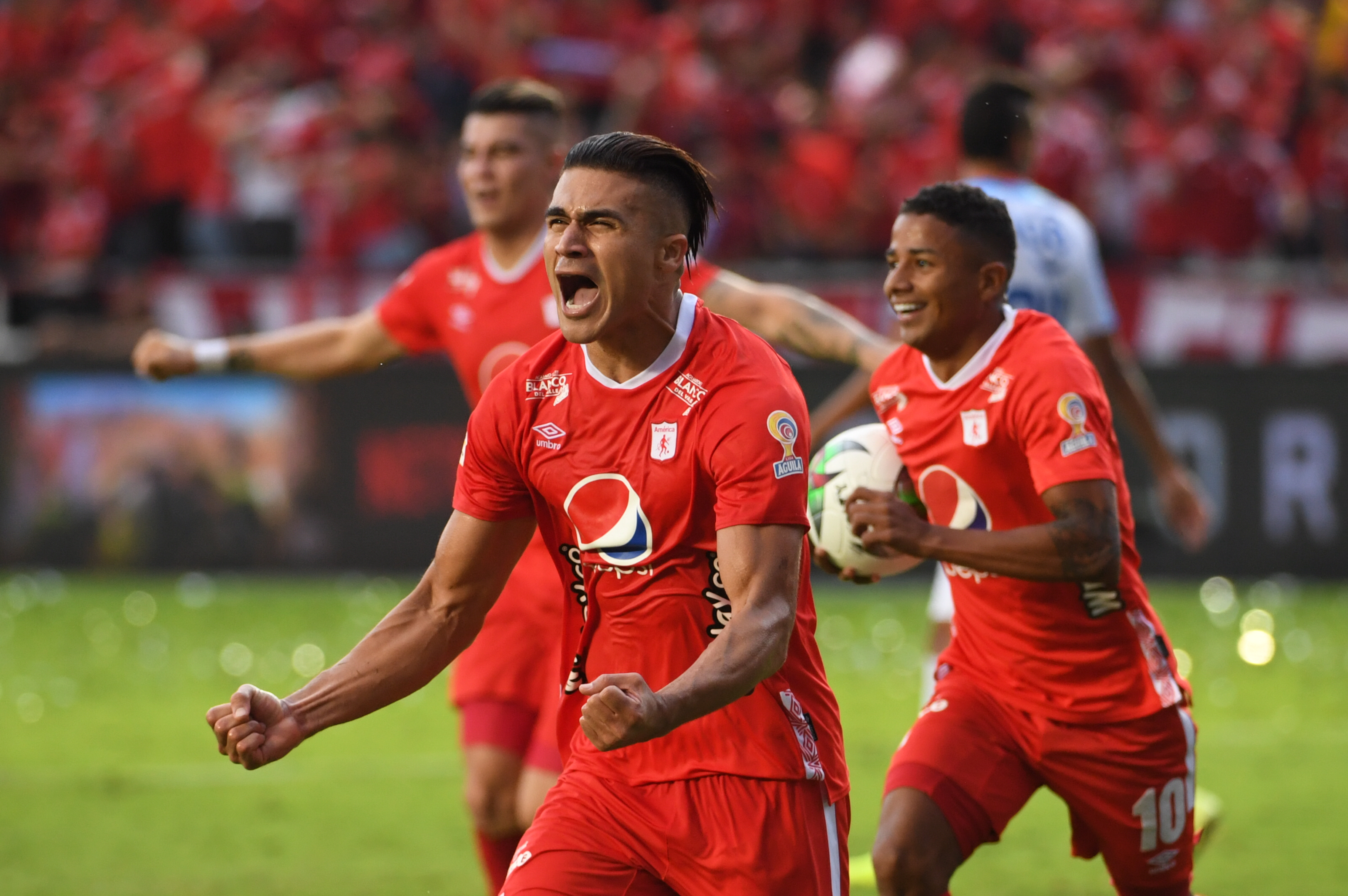 Jugador del América de Cali durante el partido correspondiente a la final de la Liga Águila II ante el Junior de Barranquilla en el estadio Pascual Guerrero de Cali