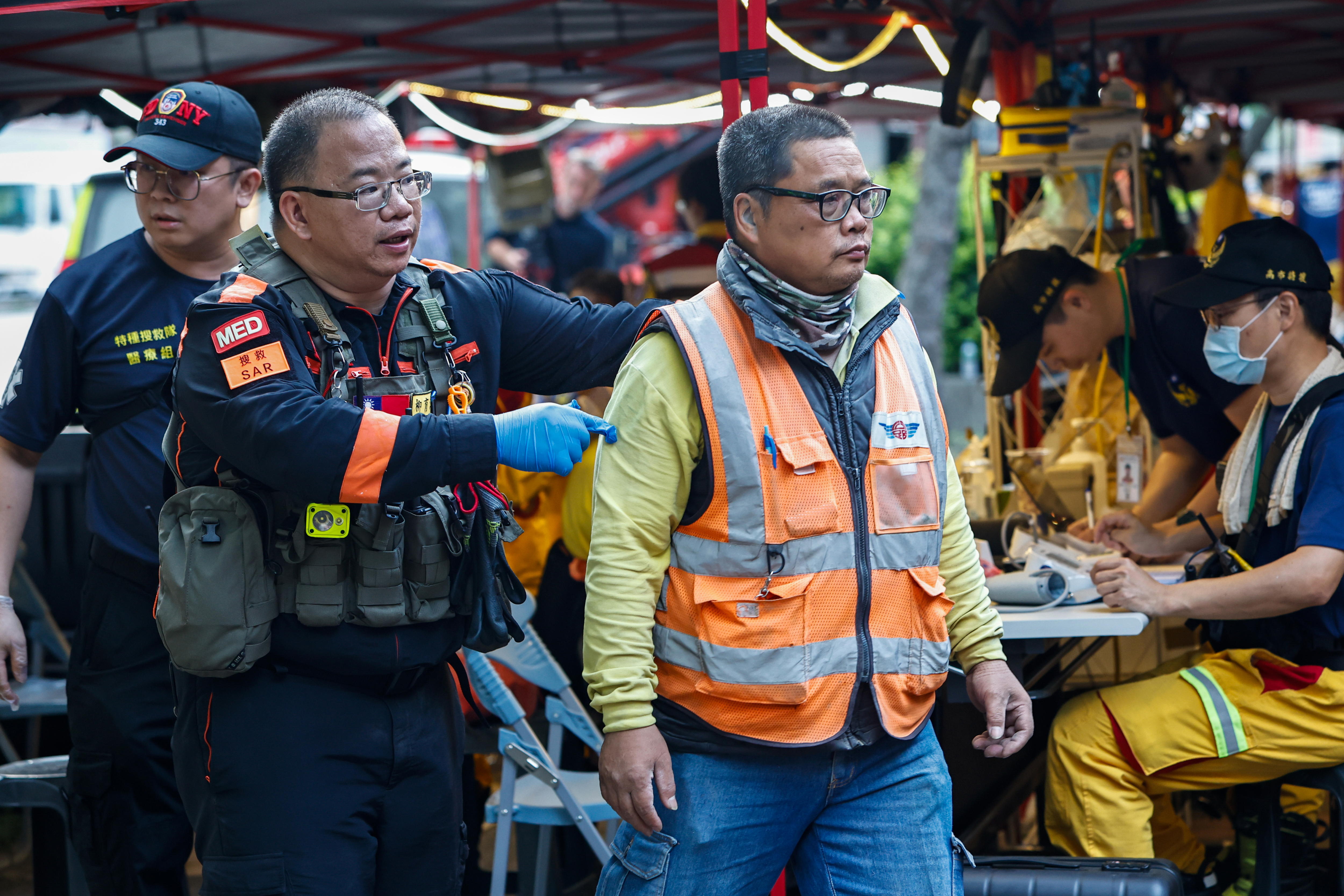 Taiwán trabaja para rescatar a al menos 700 personas tras el terremoto