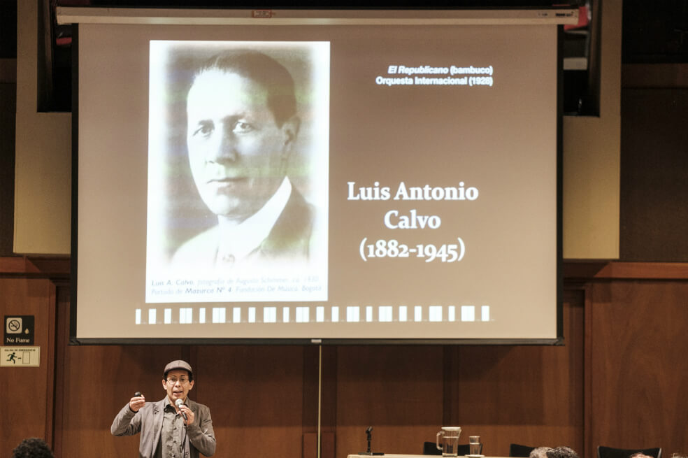 El musicólogo Sergio Ospina durante su conferencia "Porque en el dolor también se canta: Luis A. Calvo y la música nacional colombiana". / Gabriel Rojas © Banco de la República