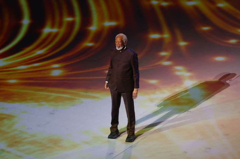 El ganador del Premio Óscar Morgan Freeman apareció sobre la cancha como conductor oficial del evento.