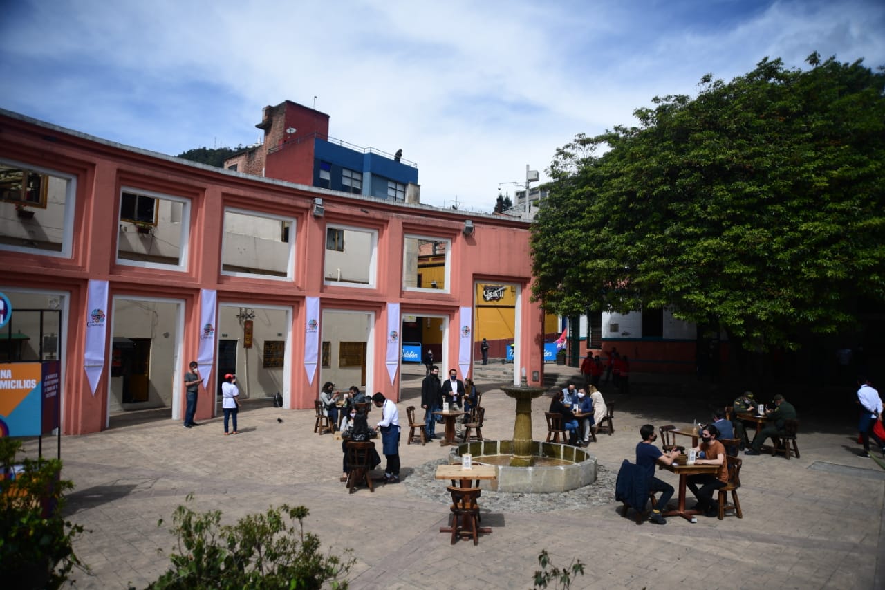 Personas comiendo en Bogotá.