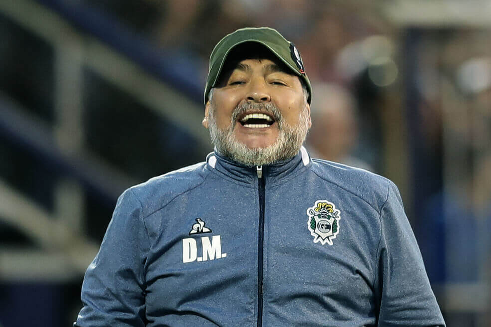 Maradona se arrepintió y seguirá como DT de Gimnasia
