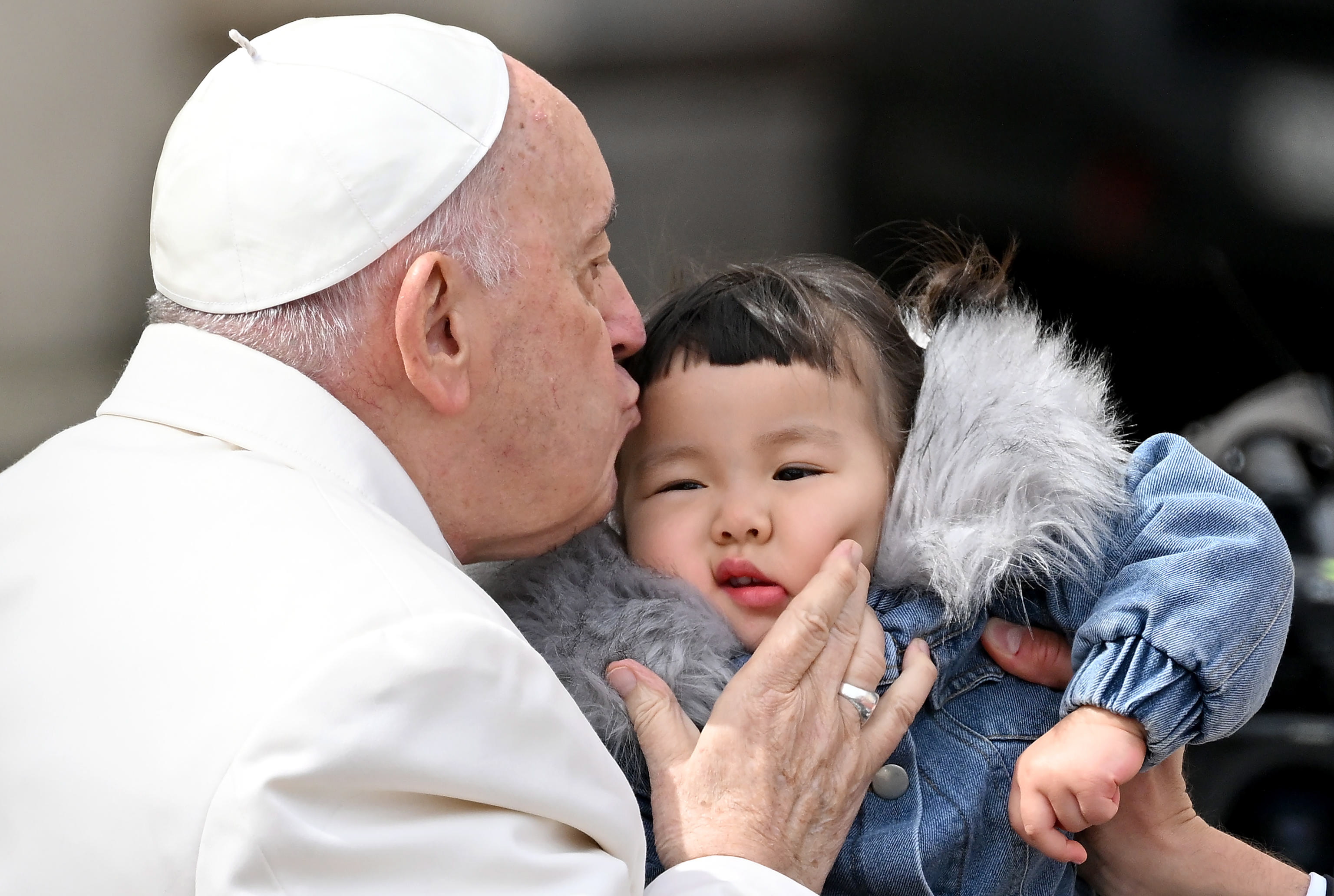 Ciudad del Vaticano, 29/03/2023.- El Papa Francisco besa a un niño al final de su audiencia general semanal en la Plaza de San Pedro, Ciudad del Vaticano, este miércoles.-EFE/ETTORE FERRARI