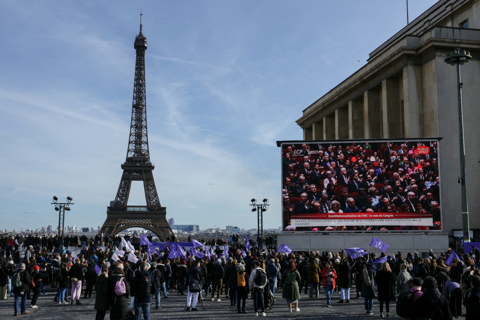 Miles de personas se reunieron frente a la Torre Eiffel a celebrar la decisión de que el aborto sea un derecho constitucional en el país.