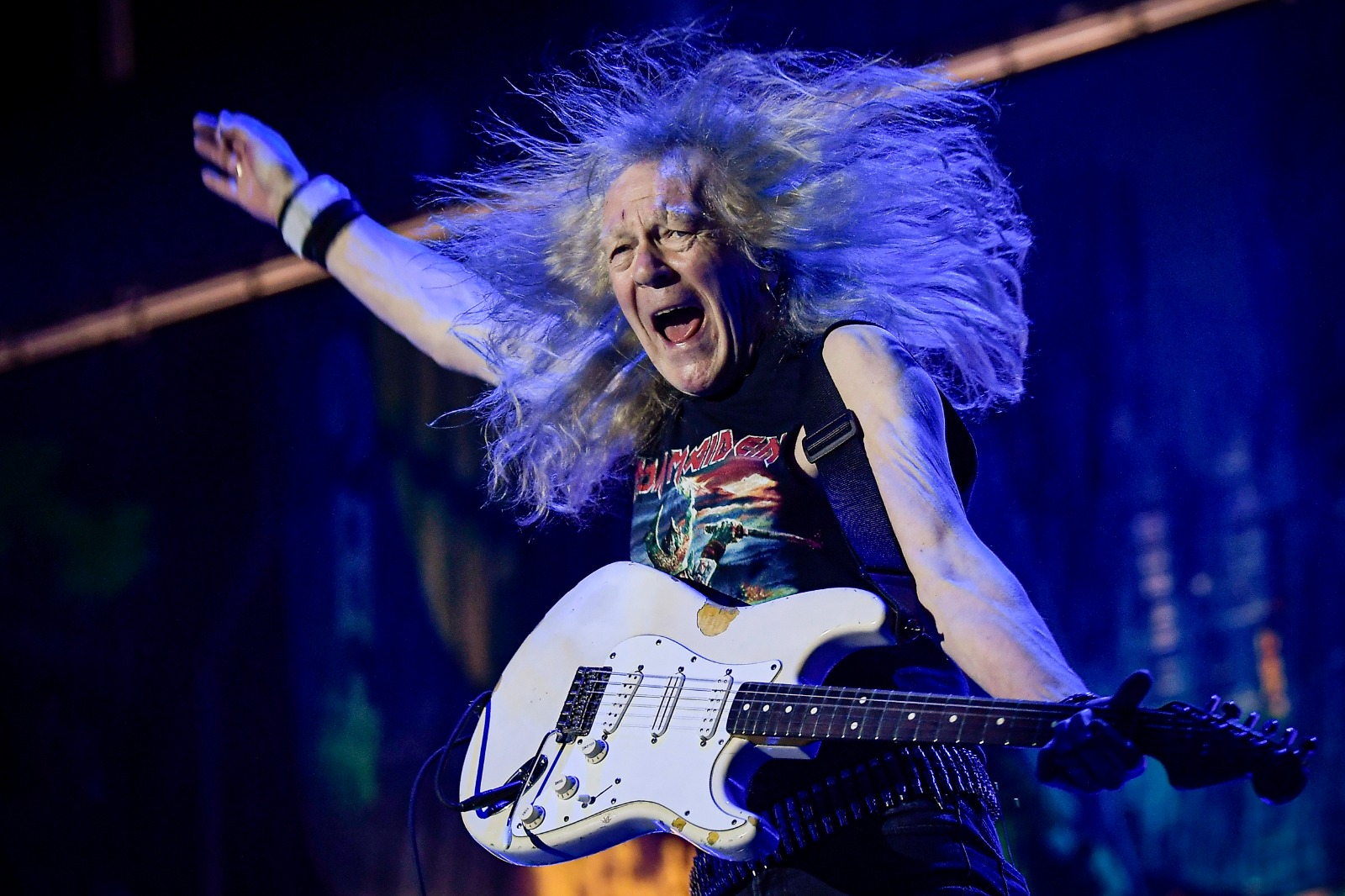 La potencia de la voz de Dickinson fue complementada por las guitarras afiladas de Dave Murray, Adrian Smith y Janick Gers, así como por el bajo imponente de Steve Harris, quien marcó cada nota con su característica precisión. La batería de Nicko McBrain, en tanto, resonó como un trueno, haciendo de cada canción una experiencia inolvidable. 

"Es un sueño. Los amo", no dejaban de gritar los fanáticos desde la cancha de El Campín.
