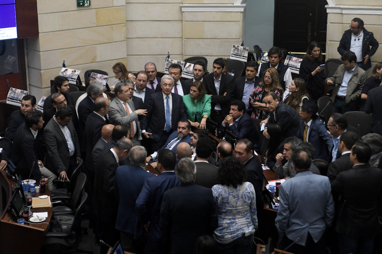 El miércoles, Macías determinó un receso en la sesión. Durante ese tiempo, los partidos buscaron un acuerdo sobre las objeciones, pero no fui posible. Al final, la sesión se levantó.Cristian Garavito - El EspectadorEl Gobierno, en boca del alto comisionado para la Paz, Miguel Ceballos, sacaba rédito político. “Con esta decisión se muestra todo lo contrario a aquellos que interpretaban que el Gobierno Nacional estaba totalmente derrotado”, dijo Ceballos. A su juicio, el hecho de que la Cámara negara las objeciones y el Senado no decidiera significaba que había una discrepancia entre las corporaciones y que, según el artículo 200 de la Ley 5.ª de 1992 (reglamento del Congreso), lo que procedía era el archivo de los artículos objetados. Por su parte, Nancy Patricia Gutiérrez, ministra del Interior, expresó que el gobierno Duque quedaba tranquilo con el resultado en el Senado, pues “se salvó la extradición y definitivamente se les ha cerrado la puerta a los narcotraficantes en la JEP”.