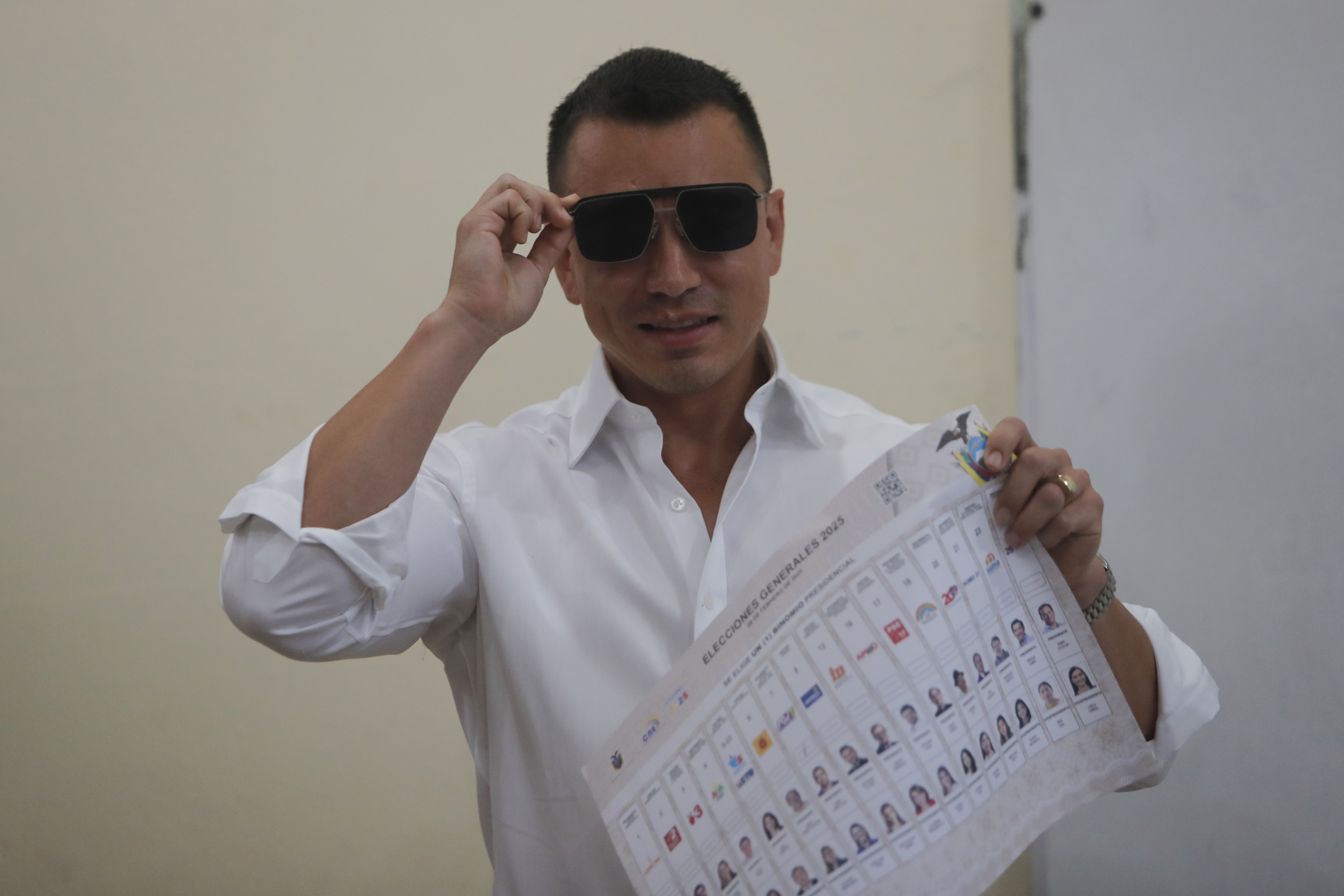 -FOTODELDÍA- AMDEP2197. OLÓN (ECUADOR), 09/02/2025.- El presidente de Ecuador, Daniel Noboa, muestra su voto este domingo, en un puesto de votación en Olón (Ecuador). Noboa votó sin dar declaraciones sobre la jornada electoral, donde es uno de los dos favoritos a llevarse la contienda junto a la candidata del correísmo, Luisa González. Noboa llegó al colegio Antonio Moya Sánchez, de la comuna de Olón, en la provincia costera de Santa Elena, acompañado de su esposa, Lavinia Valbonesi y Álvaro, uno de sus tres hijos. EFE/ Carlos Durán Araújo