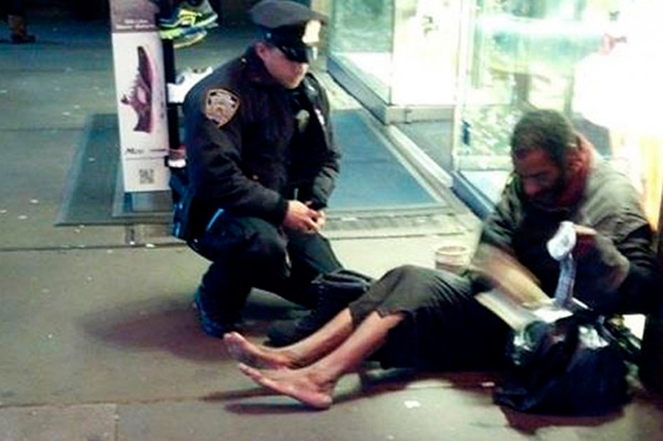 Mendigo que recibió botas nuevas de un policía en NY sigue descalzo