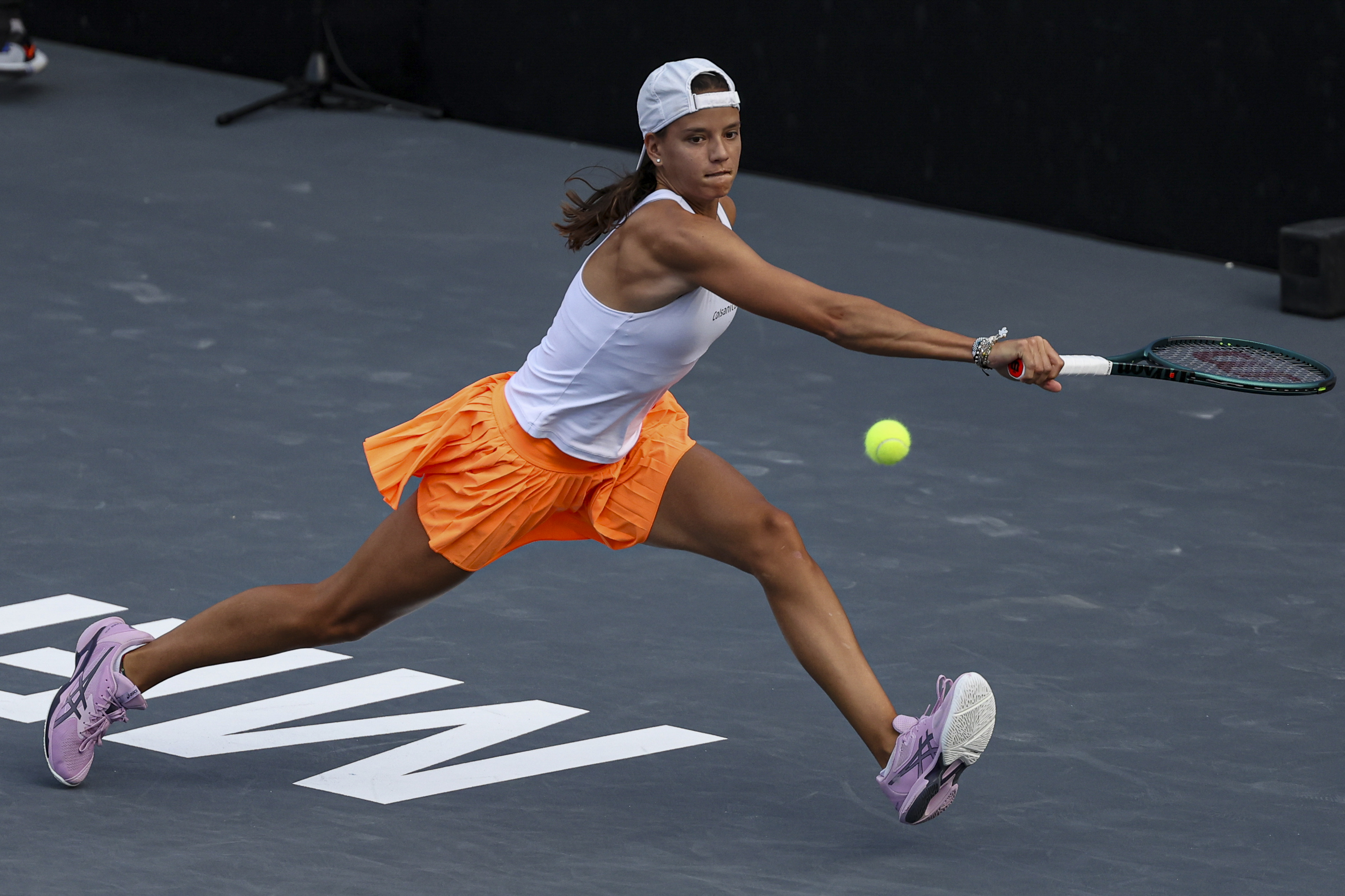 MEX4866. MÉRIDA (MÉXICO), 28/02/2025.- La tenista colombiana Emiliana Arango devuelve una bola frente a la eslovaca Rebecca Šramková este viernes, durante el Mérida Open AKRON 2025 en Yucatán (México). EFE/ Lorenzo Hernández
